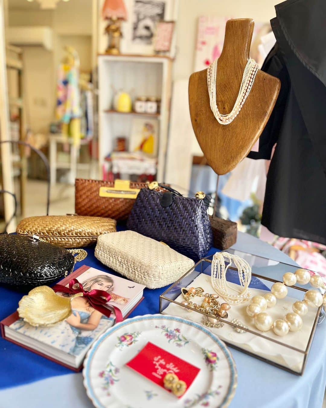 のインスタグラム：「ステキなヴィンテージフェアのお知らせです🌟 明日から @sforshoko 代官山では新たなイベントが始まります✨ デザインによっては入手困難なヴィンテージのひとつも言われている、イタリアの高級ブランド【Rodo】のパーティーバッグが数点、入荷します。 どのデザインも、籐と留め具のマッチングがお洒落でステキ✨本格派ヴィンテージ好きの方はぜひ！早いもの勝ちですよ💓 - - - - -  【S for Shoko　＜RODO＞ヴィンテージ・ハンドバッグの販売フェア】  S for Shoko代官山店では5月11日(木)より、イタリアの高級ハンドバッグ「RODO」を中心とした、セレクト・ヴィンテージの販売フェアを開催致します。  1956年にイタリアでブランド設立された当時から、フィレンツェの街に住むファッション感度の高い女性を中心に人気を博し、世界に広まったRODO（ロド）。イタリアのアトリエで手編みされた籐のハンドバッグは、メタリックの留め具などひとつひとつのパーツもユニークで特徴的なデザイン、パーティーバッグとしての機能性なども含め、大きな支持を受けました。  この度S for Shoko代官山店では、RODOのヴィンテージ・クラッチバッグのなかでも当時、日本未入荷だった希少なデザインのバッグを集めて販売フェアを開催いたします。また、ハンドバッグと合わせてコーディネイトに役立つヴィンテージのコスチューム・ジュエリーも同時に数点販売いたします。貴重なアイテムをお手に取っていただけるこの特別な機会、ぜひお立ち寄りくださいませ。  【S for Shoko代官山店】 5月11日(木)〜22日(日)　11時〜19時 （5月16日(火)、17日(水)は休業となります）  〒150-0033東京都渋谷区猿楽町25-3 代官山駅より徒歩3分 営業時間 11時〜19時（定休日：火曜水曜）」