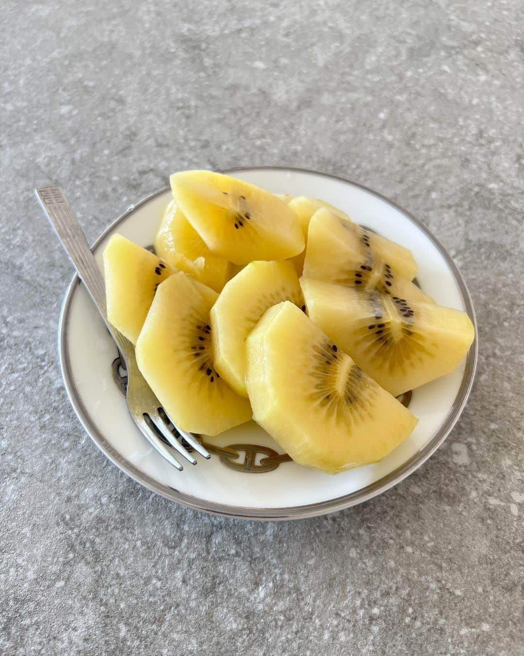 舞川あいくのインスタグラム：「good morning🤍🥝  ビタミンC豊富なキウイは 朝切って食べたり、ヨーグルトと一緒に♪」