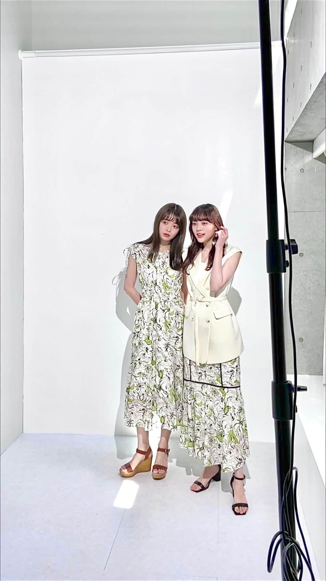 のインスタグラム：「shooting for @ladymade_official 🍭🤍🤍 今回もお洋服全てかわいすぎました… ほんとタイプ🥹🥹🥹 あたたかい現場であっという間なの🤍🤍  髪の毛は @lila_tsuyoshi さんにカットカラーして もらいたて✧꙳似合ってるって褒めてもらえたぜぃ🫶🏻  会うと元気になれるれおな氏とまた一緒で うれしかったぁ💋⸝⋆  #me #tbt #ootd #work #shooting #ladymade #撮影 #お仕事 #フリーモデル #フリーランス」
