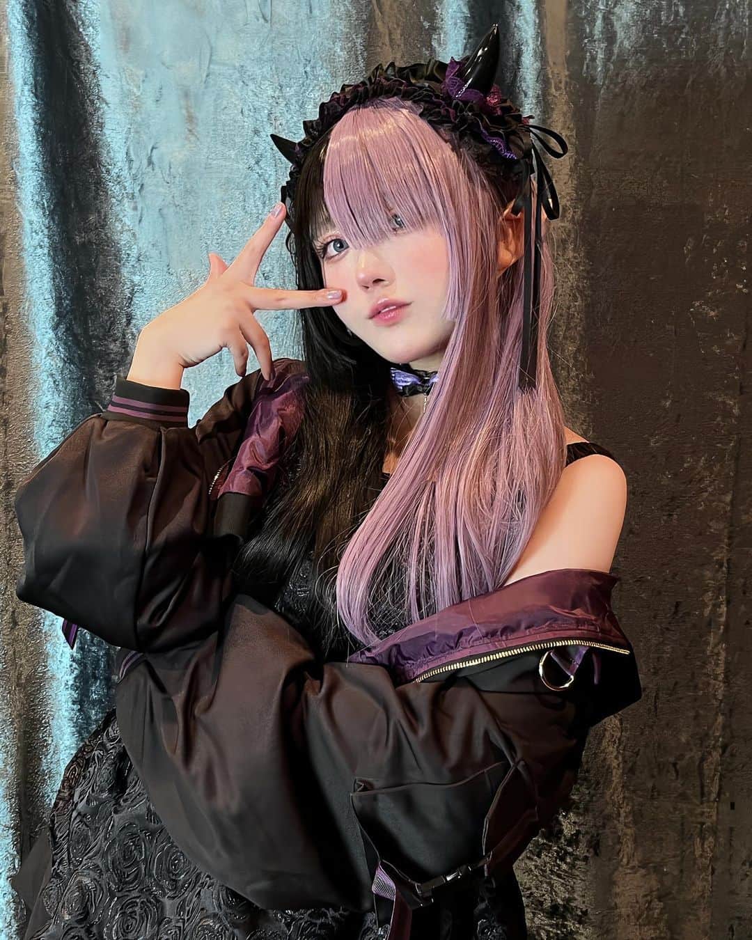 あまにのインスタグラム：「降☆臨  悪魔コスのつもりが厨二病全開になってしまいました‼️😈笑 うっ…！封印されし右目が疼く…！」