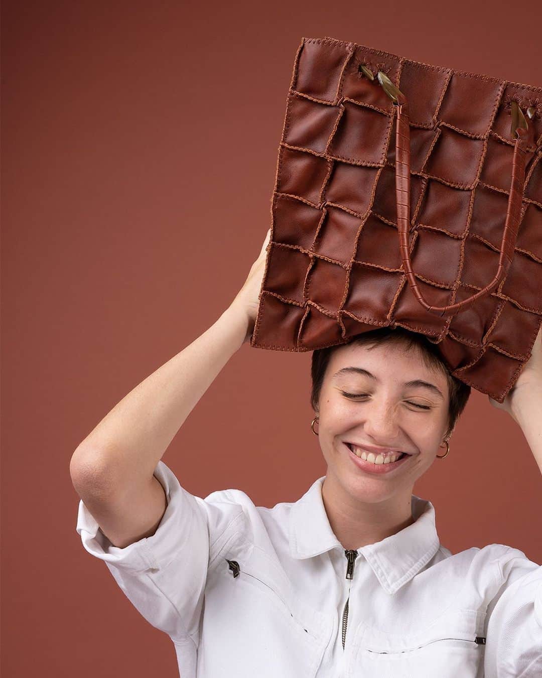ジャマンピュエッシュのインスタグラム：「The Honu PM is an emblematic and the most recognizable model of Jamin Puech, remarkable for its handmade leather patchwork. #jaminpuech #honu #patchowork #bagoftheday」