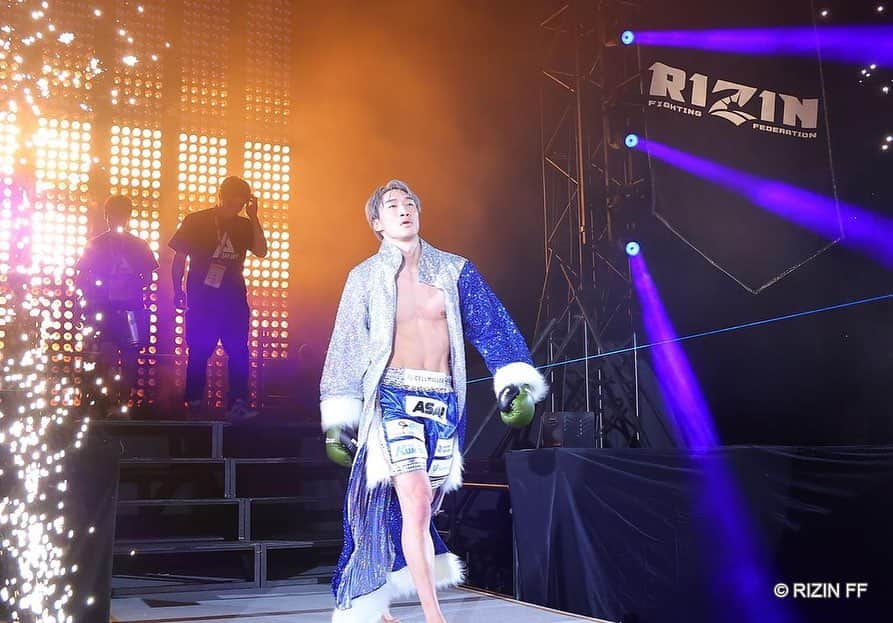 安保瑠輝也のインスタグラム：「. 今回挑戦者の気持ちで選んだブルー。試合が終わってもっとこうしとけばよかった、ああしとけばよかった、あそこ攻めればよかった。色々あるけどこれが今の実力。  まだ俺の第二章は始まったばかり、今回の挑戦者の気持ちを忘れずがむしゃらに格闘技に熱中したいと思う。  結果は満足いくものではなかったけどブアカーオ選手と戦えて自分自身本気になるキッカケをもらえた。本当によかった。ここから俺はえげつないくらい強くなるよ。」