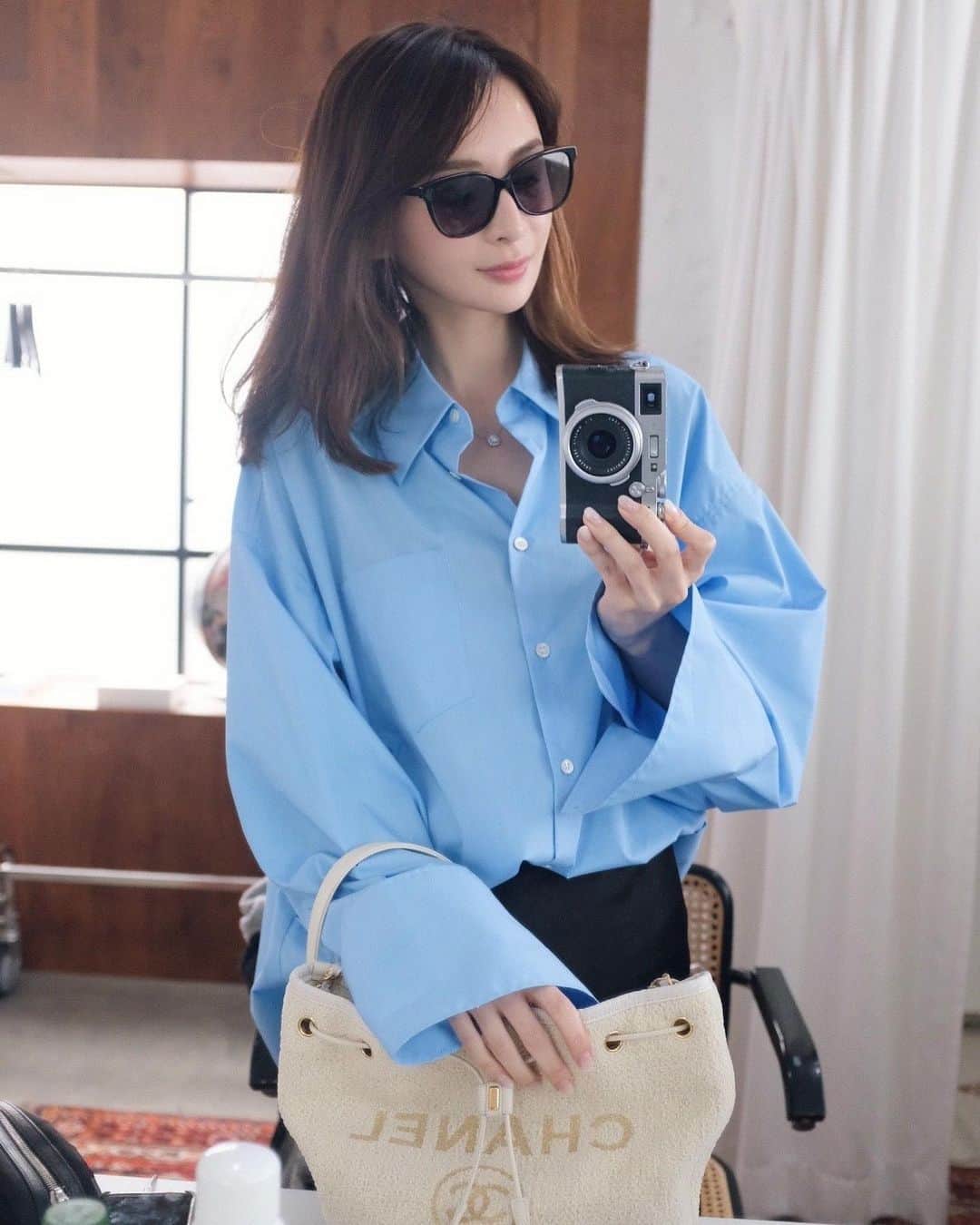 舞川あいくのインスタグラム：「撮影終わり〜📷✨  バッグの中にはレカルカの 「ブライトリーモイストシャインミスト（BRIGHTLY MOIST SHINE MIST）」が必需品♪  お肌の乾燥が気になるとき、お化粧のあとに、 お家の中でも、気になった時にシューッと✨  Tops: @fray_id   @lekarkacosme #レカルカ #美肌 #美白 #edf #ナイアシンアミド」