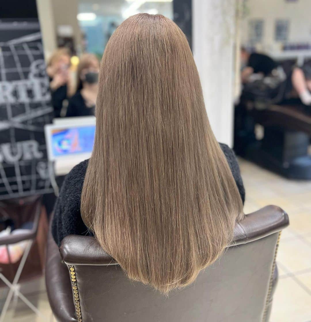 吉川ちえのインスタグラム：「【💁✂💁✂💁✂💁✂】 . 先日いつも通っている アンククロスラフト🍀 ( @ankhcross_raft )で カラーとエクステつけてきました🥹💓 相変わらず明るめのベージュ系に🤲‼️ わたし自毛が凄く短いんだけど アンククロスのシールエクステだと こんなに馴染むロングヘアにできます👏💓 担当はさくさん👦🏻⭐️ ( @ankhcross_saku ) いつもありがとうございます✌️✌️ . #アンククロス #ankhcross  #アンククロスラフト #シールエクステ #ロアエクステ #ハイトーン #ロングヘア #ベージュカラー」