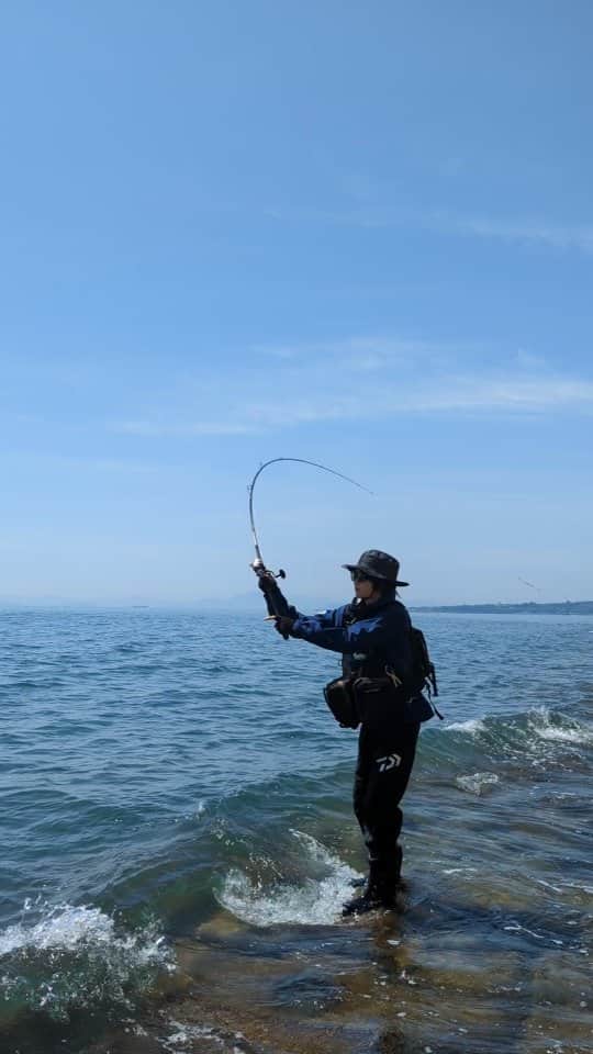 外山将平のインスタグラム：「ちょっとの合間に🐟　　　　　　　　　　　　　　　　　　　　　　 初場所での釣りはすごく良い経験になります。　　　　　　　　　 ありがとうございました！　　　　　　　　　　 　　　　　　　　　　　　　　　　　　　　　　　　　　　　　　 この日使用したロッドはラテオモバイル 　　　　　　　　　　　　　　 4ピースとは思えない程の曲がり。遠征時にとても重宝してます。🎣　　　　　　　　　　　　　　　　　　　　　　　　　　　　　　　　　　　　　 　　　　　　　　　　　　　　　　　　　　　　　　　　　　　　 　　　　　　　　　　　　　　　　　　　　　　　　　　　　　　　　　　　　　　　　　　　　　　 　　　　　　　　　　　　　　　　　　 #BlueBlue #アングラーズマイスター　　　　　　　　　　　　　　　　　　　　　　　　　　　　　　　 #TOKYO　　　　　　　　　　　　　　　　　　 #ブローウィン　　　　　　　　　　　　　　　　　　　　　　　　　 #釣り　　　　　 　　　　　　　　　　　　　　　　　　　 　　　　　　　　　　　　　　　　　　　　　　　　　 　　　　　　　　　　　　　　　　　　　　　  ◆釣りにかかわらず､出たゴミは持ち帰りましょう！ 一人一人の意識で自然は守れます。 釣り場､自然を大切に🐟　　　　　　　　　　　　　　　　  ◆キャスト時は必ず後方確認をして ルアーや針が歩行者､同行者に当たらないようにしましょう。　　　　 　　　　　　　　　　　　　　　　　　　　　　　　　　　　　　 ◆釣り際はライフジャケット着用をお願い致します。　　　　　　　 命を守りましょう！　　　　　　　　　　　　 　　　　　　　　　　　　　　　　　　　　　 ◆YouTube⇩(始めました！チャンネル登録お願いします😊) https://youtube.com/channel/UC07x3DbJCNv_gAFvAjaWQMQ　　　　　　　 　　　　　　　　　　　　　　　　　　　　　  ◆アングラーズ↓🎣 将平(syohei) https://anglers.jp/users/530231 こちらもチェックお願い致します🐟　　　　　　　  ◆Twitter↓ https://mobile.twitter.com/syohei_1108 こちらもフォロー宜しくお願い致します！🙇‍♂　　　　　 　　　　　　　　　　　　　　　　　　　　　　　　　　　　　　　　　　　　　　　　　　　　　　　 　　　　　 　　　　　　　　　　　　　　　　　　　　 　　　　　　　　　　　　　　　　　　　　　　　　　　　　 #今日の外山 #俳優 #外山将平  #釣り好きな人と繋がりたい #釣りスタグラム #シーバス #東京湾奥 #釣りの成長記録 #釣りで人生を豊かに  #fishing #lurefishing #lure #bass #catchandrelease #fish #fishinglife #bigfish #lunker #angling #instafish  #bassfishing #seabass」