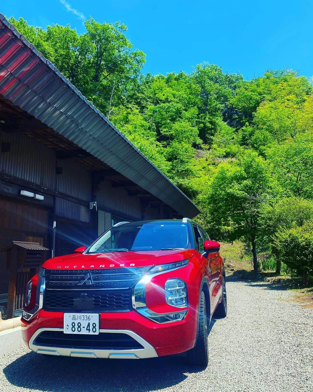 野口健さんのインスタグラム写真 - (野口健Instagram)「築３００年の古民家で、最先端の車を充電するのもいいものですね。この玄関、かなり大きく、土間の横に馬小屋があったみたい。馬が出入りしていた我が家の玄関。江戸から令和となり、今では玄関でPHEV車の充電。時代の移り変わりを感じています(^^)  #野口健#アウトランダーPHEV#三菱自動車アンバサダー#古民家#野口健古民家生活」5月10日 17時49分 - noguchiken8848