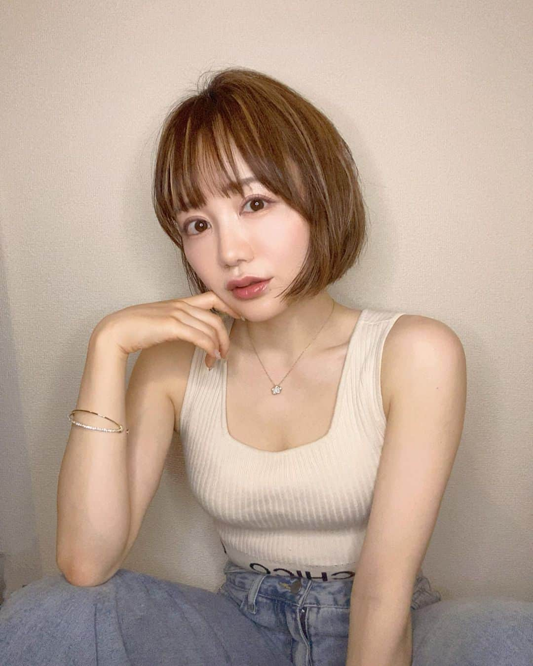 Roseさんのインスタグラム写真 - (RoseInstagram)「New Hair🌟🌟🌟  #ショートボブ #ボブヘア #ミニボブ #バングストレートパーマ  #ボーイッシュ女子 #ヘアアレンジ  #ジーンズコーデ #タンクトップコーデ」5月10日 17時52分 - rose_ro_tan