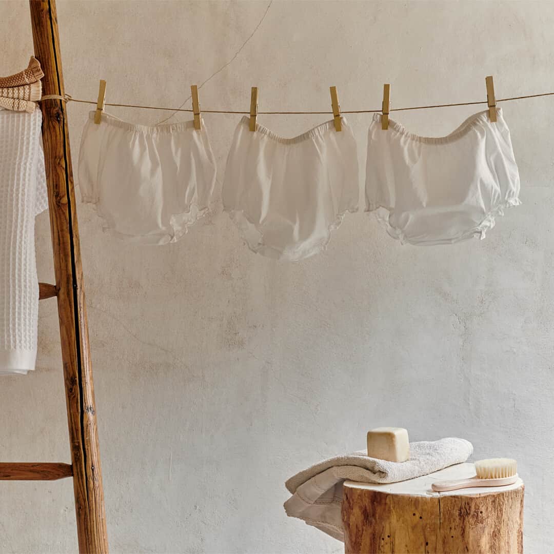 のインスタグラム：「Bonpoint Newborn SS23 | Linen to the wind. ​ A must-have in every baby's wardrobe: our poplin milky white bloomers. ​  📷 @Denis.Boulze ​  #Bonpoint #Newborn」