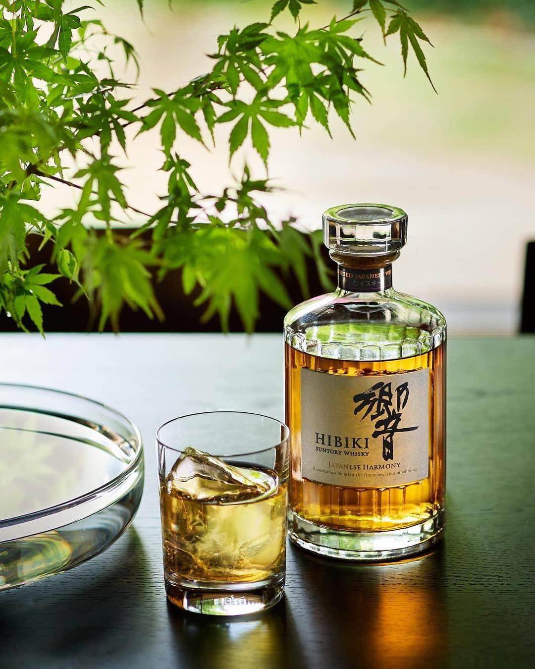 響 | SUNTORY WHISKY HIBIKIのインスタグラム：「. HIBIKI TIME ～二十四節気・立夏～  華やかな甘い香りに包まれて。 Envelop yourself in the elegant and mellow aroma.  #hibiki #響 #hibiki_time #二十四節気 #24seasons #立夏 #rikka #withnature #青楓 #greenmaple #ハーフロック #harfrock #バカラ #baccarat」