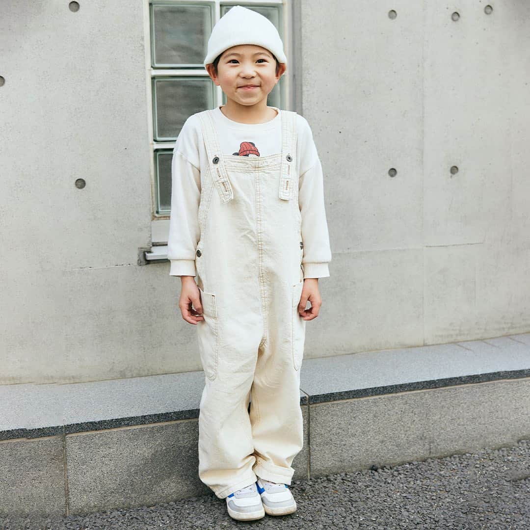 ハグマグ編集部さんのインスタグラム写真 - (ハグマグ編集部Instagram)「yurinaさん& rintarou くん・ 9歳、rio くん・ 6歳  アイスブルー×ホワイトで爽やかに💙  ［mama］ Tops：vintage Bustier：ZARA Bottoms：earthy Earring：nugu Bag：Port Shoes：New Balance  ［kids］ Tops：vintage Bottoms：PAIRMANON STREET Shoes：無印良品  ［kids］ All-in-one：MARKEY'S Tops：vintage Hat：Ocean Pacific Shoes：VANS ___________________________________  詳しくはウェブサイトの記事で紹介中。プロフィールのリンクからチェックしてね🌼 @hugmug_insta ___________________________________ #hugmug#ハグマグ#親子スナップ#ママファッション#ストリートコーデ#ガーリーカジュアル#春コーデ#春ファッション#春服#リンクコーデ#親子リンク#キッズファッション#キッズスタイル#ママコーデ#ママコーデファッション#カジュアルコーデ#春色カラー#おしゃれキッズ#ベビー服#男の子コーデ#女の子コーデ#家族コーデ#ファッションスナップ#親子ファッション#家族コーデ#家族写真#家族スナップ#親子リンクコーデ#親子ペアルック#親子装#ハグマグファミリー」5月10日 17時54分 - hugmug_insta