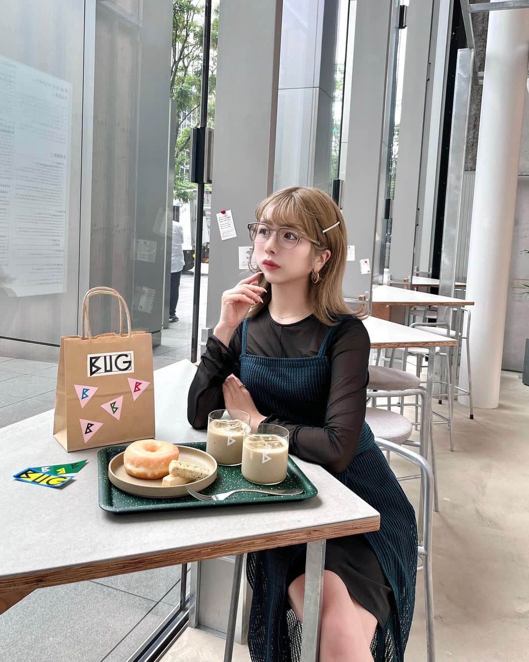 エリンコさんのインスタグラム写真 - (エリンコInstagram)「🍪 . 4/14にオープンした東京駅にあるカフェ @bug__cafe ☕️♡ . 8時オープンだから朝活好きな人にも オススメなカフェ☕️ . 大好きなほうじ茶ラテがあって とっても美味しかって☺️❤︎ . お洋服は @murua_official のブルーワンピに @uniqlo_jp × @mamekurogouchi コラボの インナーを合わせたよ🦋 . BUGCAFE 📍東京都千代田区丸の内1-グラントウキョウサウスタワー1F 東京駅八重洲南口 東京駅地下直結 平日/8:00~19:00 土/10:00~19:00 定休日:日・火・水 . #murua  #murua_snap #メッシュラップジャンスカ #pr #ムルーア #東京駅 #東京駅カフェ #東京カフェ #東京スイーツ #カフェ巡り #カフェ #東京カフェ巡り #tokyo #grl #grl購入品 #grlコーデ #グレイル #グレイル購入品 #グレイルコーデ #东京 #时尚潮流 #可爱的 #えりんコーデ #えりんこヘアアレンジ #えりんこカフェ巡り」5月10日 19時00分 - erinko0315