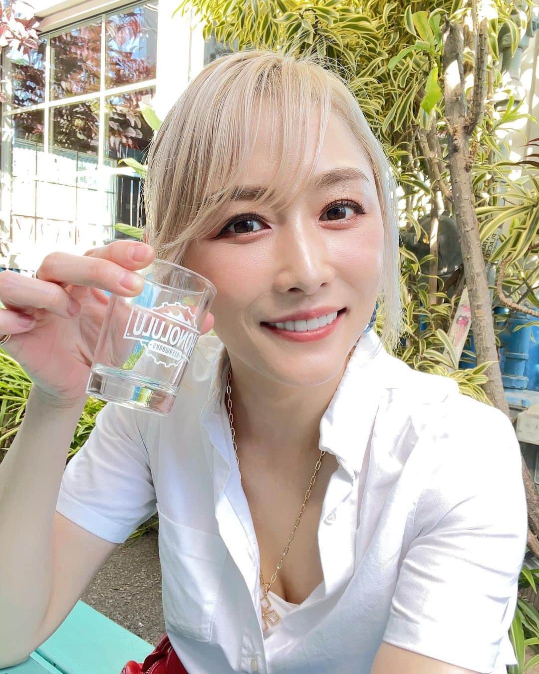 のインスタグラム：「Hawaii思い出投稿🌺 ウォールアートがあるカカアコのバーでビールの飲み比べ🍺✨ 全部美味しいかったけど感想はYouTube用に撮っております🫶 編集せなーーー😂 .  Hawaii memory post 🌺 I compared beer at a bar in Kakaako with wall art 🍺✨ Everything was delicious, but the impressions are taken for YouTube🫶 i have to edit it 😂 . #ハワイ　#Hawaii #女子旅 #girlstrip  #杏さゆり #SayuriAnzu」