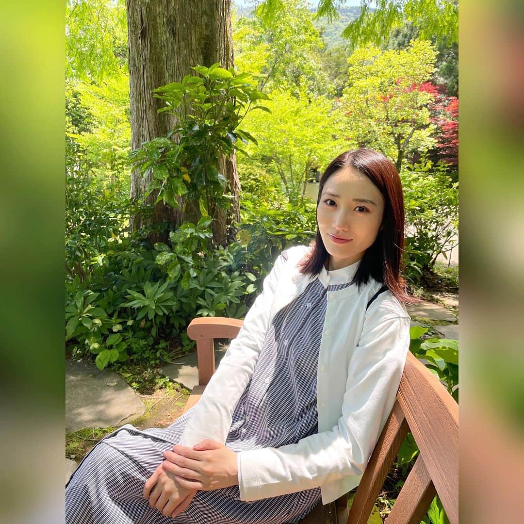 のインスタグラム：「33歳になりました🎂 歳は晒していくスタイルです←  当日DMやコメントくださった皆様 ありがとうございました☆ おめでとうと言って頂けるのは いくつになっても嬉しいですね☺️  だいぶ前に行った占いだと 33歳から新たな10年が始まるそうです。  その前の10年が片翼で飛んでる状態だったらしい。笑 全然飛べてないやんww  それが33歳からようやく両翼で飛べるみたい🪽！ ほんまに？笑 期待してるで33歳以降の私。  これからの10年もバリバリぶいぶい 頑張るので今後ともよろしくお願いします✨  写真は先日のお休みに 家族で箱根に行った写真！ 楽しかったからまたゆっくり載せていきます☆  ほんで明日 33歳初お知らせがあります📢 連日投稿になるけど見てね！  #33歳 #5月生まれ  #箱根 #彫刻の森美術館」