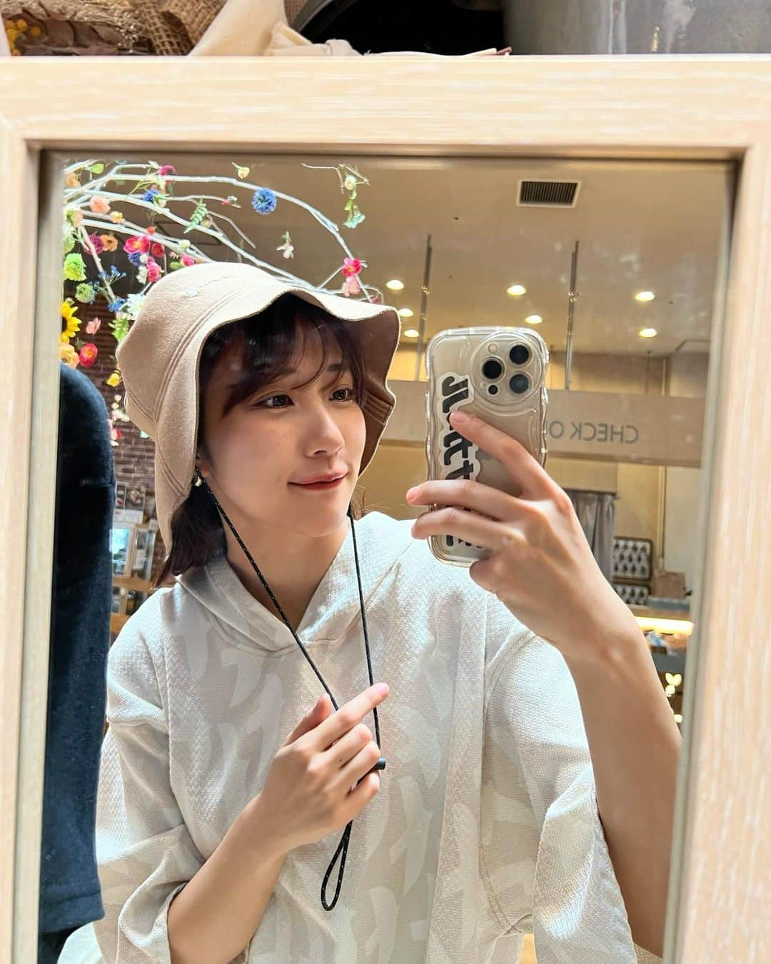 Moka さんのインスタグラム写真 - (Moka Instagram)「おふろcafe utatane🈂️  @ofurocafe.utatane   サ室→85度 水風呂→16度  撮影のときに特別に撮らせていただいたよ✨  普段はもちろん浴室内撮影禁止で、撮りたいなぁ〜と思ってたから撮れて嬉しい！この可愛さ見せたかった！  撮影の前にもプライベートでサ活しにきたこちらの施設。  サウナはなんと3種類あって、オートロウリュのついたイズネスサウナ、セルフロウリュのできるサウナコタ、暗めで落ち着いたバレルサウナがあります☝🏻  わたしのお気に入りはサウナコタ。 高低差があってロウリュウの熱が落ちてくるのも少しゆっくりめだからじんわりと丁寧で落ち着いたサ活ができる。  更衣室にセルフロウリュウに使えるアロマのガチャガチャがあるのも遊び心があっていい🌿  カフェのメニューもオシャレで美味しそうだし、ボードゲームや漫画もたくさんあるから友達やカップルで来るのがオススメです！  サウナグッズも沢山売ってたからチェックしてみて〜🔍  #サウナ #サウナー #サウナイキタイ #サウナ部 #サ活 #サウナ女子 #サウナ好き #サウナガール #サ活女子 #水風呂 #サウナグッズ #サウナハット #サウナ好き女子 #サウナー女子 #フリーモデル #フリーランスモデル #広告モデル #イメージモデル #撮影 #撮影モデル #撮影依頼受付中 #撮影依頼募集中 #インフルエンサー #インスタグラマー #おふろcafeutatane #大宮サウナ #サウナ施設 #可愛いサウナ #おすすめサウナ」5月10日 17時57分 - moka_030n