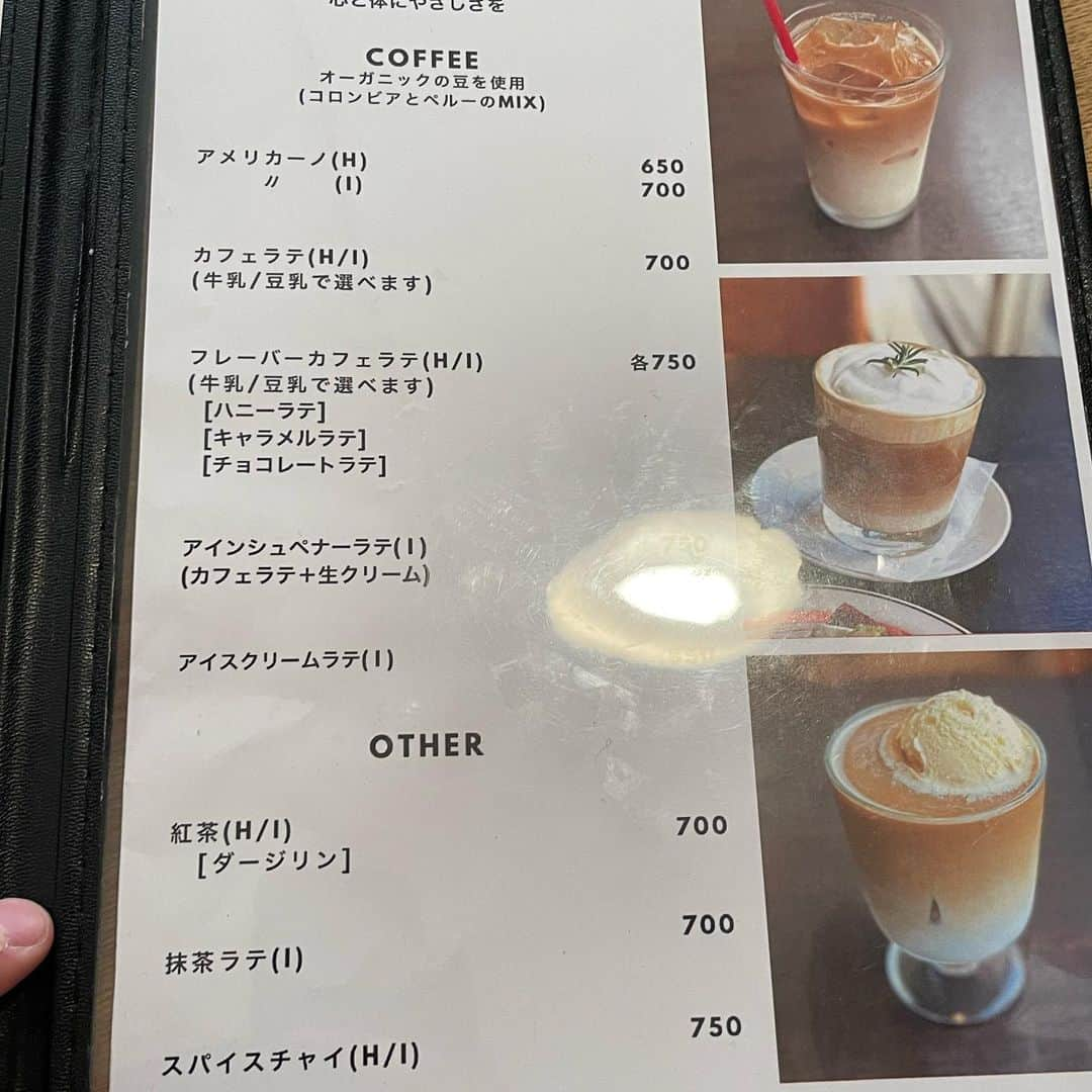 リンリンさんのインスタグラム写真 - (リンリンInstagram)「[新宿　#containercafeandbarl] カフェ好きは要チェック👉@rinrin99999  知らないと行けない‼️絶品スイーツが楽しめるお店😍 ⚠️値段下に記載⚠️ . ———————⚠️<注文内容>⚠️——————— 抹茶のブラジルプヂン　700円 ワンドリンク制 ✔︎プヂンは不定期の為行く際は必ず ストーリーを要チェック‼️ . 少し前にプヂンを食べたのですが、抹茶バージョンが出たので再訪😊 . 2023年トレンドスイーツ⁉️と言われてる プヂン🍮は通常のプリンとは違い下が ココア生地になってるのがポイント💡 . 写真や動画では伝わり難いけど、かなりの大きさ‼️ まろやかな口当たりで抹茶の味が濃く 下も抹茶生地でソースがシミシミ♫して美味しい🥰 普通のプリン🍮より食べ応えあるのも嬉しいポイント😊 . ✔︎席数が少なめで土日は直ぐ満席になる ✔︎チーズケーキも大人気で色々な種類あり . 外観は怪しい雑居ビル(失礼)でまさかこんな 場所にこんな素敵で美味しいお店があるなんて🥹 . スタッフさんの対応も良く美味しいので 皆様是非☺️❤️ . —————📍〜お店情報〜📍—————— ＜店名&最寄り駅> #コンテナカフェアンドバー　新宿三丁目駅から徒歩3分 . 🏠<住所> 東京都新宿区新宿3-8-5 中川ビル　３Ｆ . ⏰<営業時間>  [火〜土] 13:00〜18:00 . 🗓<定休日> 日曜日、月曜日＋不定休 . #新宿カフェ#新宿グルメ#新宿ランチ#東京グルメ#東京カフェ#東京ランチ#カフェスタグラム#りんりん新宿グルメまとめ#プリン#プヂン#抹茶スイーツ#抹茶プリン#cafestagram#japanfood#tokyofood#japantravel #tokyotravel#shinjuku#pudding#matcha」5月10日 17時58分 - rinrin99999