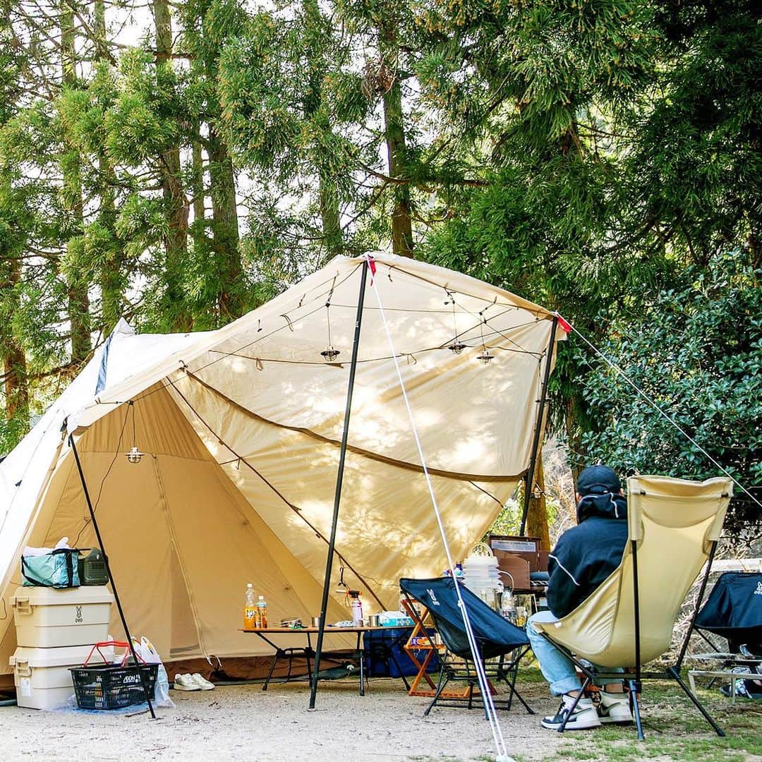 キャンプ情報サイト［ランタン］のインスタグラム：「CAMP SMILE STYLE ／ 大人も子供も嬉しいデザイン！ DODのかわいいギアで快適キャンプ ＼ いろんなキャンパーのキャンプスタイルを現地取材と一般キャンパーからの投稿で数多く掲載してます。 . . 詳しくは @lantern.camp webサイトをご覧ください . . #camp #camping #camplife #outdoor #travel #trip #lantern_smile #キャンプ #キャンプ用品 #アウトドア #テント #自然 #旅行 #キャンプ初心者 #キャンプ好きな人と繋がりたい #アウトドア好きな人と繋がりたい #camper #外遊び #キャンプスタイル #かぶとの森テラス #ファミリーキャンプ #ファミキャン #DOD #ディーオーディー #Coleman #コールマン #スワルスエックス #アウトドアチェア」