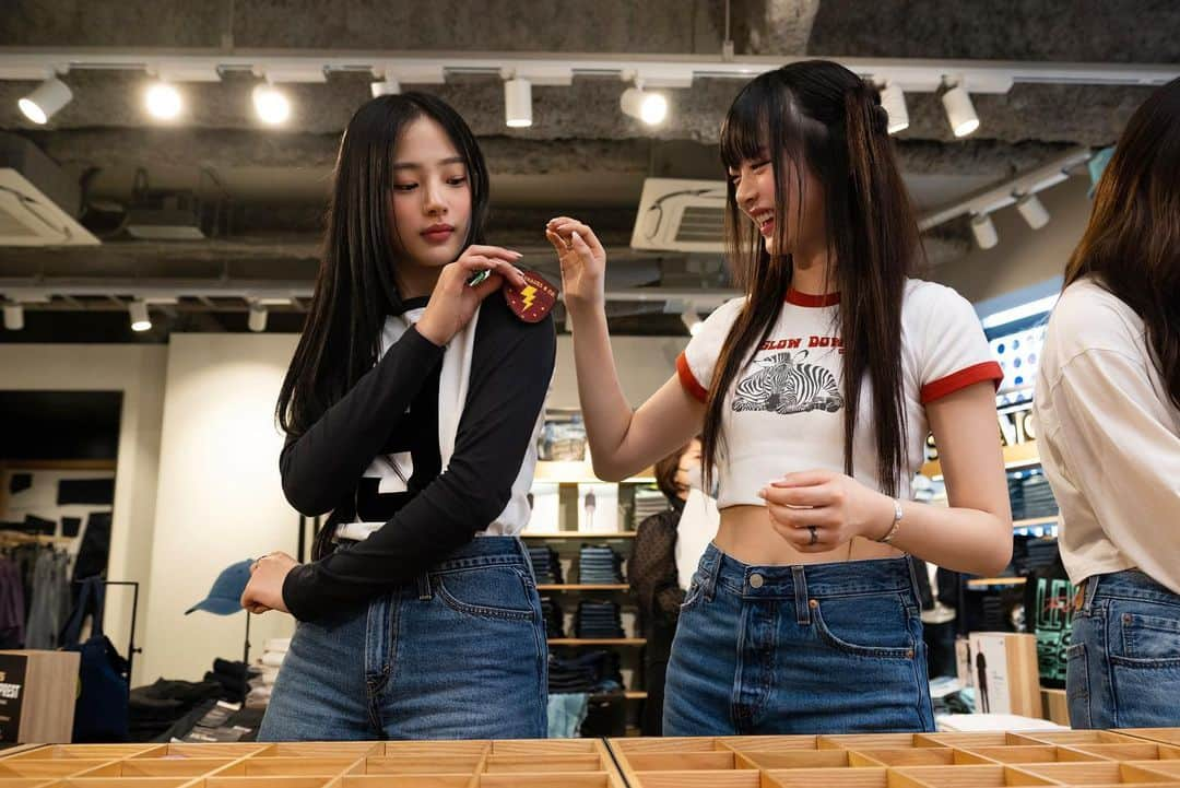 Levi's Japanさんのインスタグラム写真 - (Levi's JapanInstagram)「・ NewJeans in リーバイス® 原宿 フラッグシップストア​  スペシャルムービー公開の前に・・・​ ストアでの様子を少しだけ公開。 NewJeansメンバーが選んだジーンズはどれ？​ 気になるトレンドは？手に持っているワッペンって？​ 公開をお楽しみに。🐰👖 ​ ​ @newjeans_official​ #NewJeans #뉴진스 #리바이스 #リーバイス」5月10日 18時00分 - levis_japan