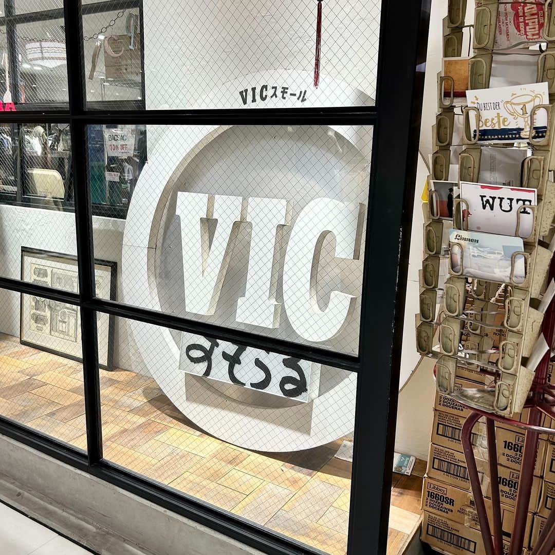 吉祥寺PARCOのインスタグラム：「吉祥寺おなじみ、VICスモールの入口にお菓子なテーブルができていました🍪 カラフルで見ているだけでも楽しいです。夢の大人買いができちゃいます🍫🍫🍫 アジアンなランタンや、ゴアテックスの羽織も気になる…… このカオス感が魅力💫  📌気になる方は6Fへ！  @vichamoyoko  #VICスモール #VIC #吉祥寺散歩 #吉祥寺さんぽ #吉祥寺雑貨屋 #吉祥寺輸入雑貨 #吉祥寺PARCO #吉祥寺パルコ #PARCO #パルコ」