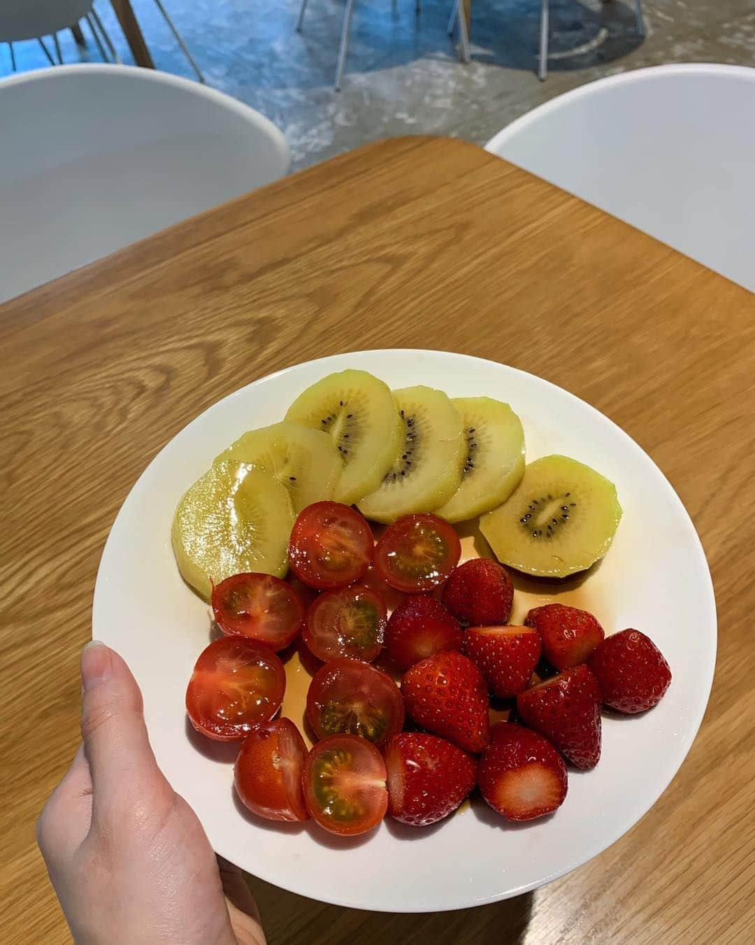 尾島沙緒里のインスタグラム：「休日だからこそできるフルーツサラダの朝食🍓  平日は忙しく食事の時間もあまり取れないので、炭水化物だらけの一品料理をパパッと食べるしかない...という人も多いですよね？ だから、フルーツや野菜を大量に食べる！という料理は、GWなど休日にデトックス的にやっています。  🍇レシピ(1人用) バルサミコ酢(大さじ1/2)+蜂蜜(大さじ1/2)+塩(少々)を混ぜて、フルーツと野菜にかけるだけ  モデルさんなどの「朝は大量のフルーツを...」という生活を真似た時もありましたが、美を商品にしていない、長時間仕事中に頭も体も使う勤め人には難しいと実践して思いました。すぐお腹空いちゃいますよね😂 「できないのは自分が甘えているからだ...だから私は太っているんだ...」と自己嫌悪せず、自分の人生に合わせた自分に合った方法を見つけていってほしいです。  ⁡ #美容 #美容垢さんと繋がりたい #美容好きな人と繋がりたい #脂性肌 #ニキビ肌 #フルーツサラダ #ダイエットレシピ #美容レシピ  ⁡ 他の投稿はこちら ▷▷▷@ojimasaori__newscaster」