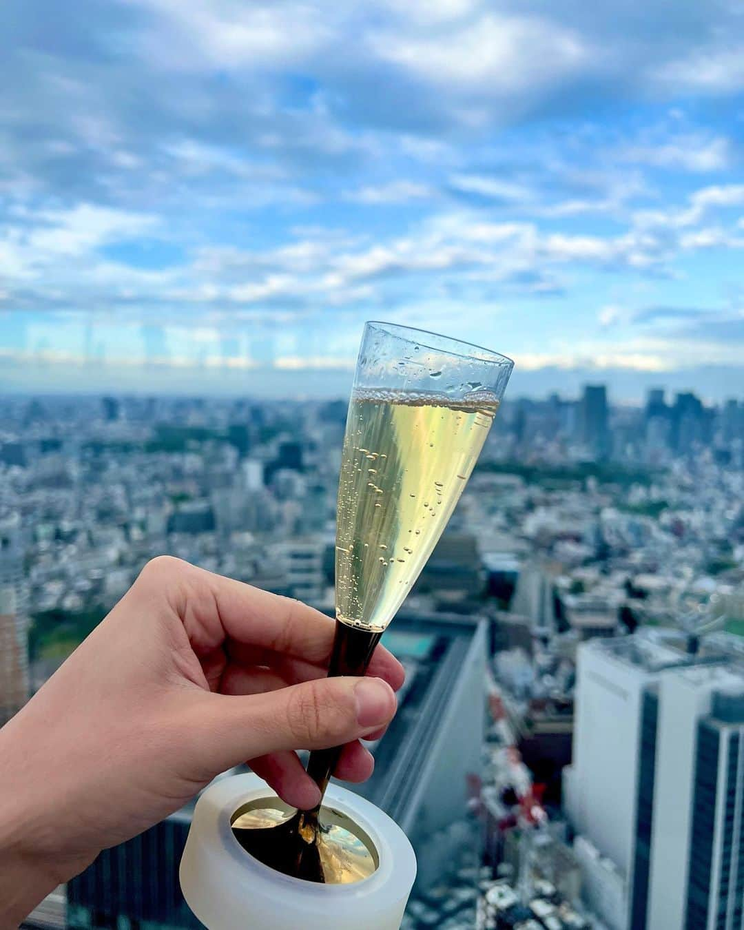 セバスチァーノ・セラフィニーさんのインスタグラム写真 - (セバスチァーノ・セラフィニーInstagram)「I ❤️ SHIBUYA  素晴らしい景色とチルな雰囲気が好きなら、@shibuya_sky THE ROOF SHIBUYA SKYに行ってみて！爽やかなドリンクを飲みながら友達とリラックスできらし、街全体の景色を楽しむのに最適なスポットです。是非行ってみてください！ (お酒は20歳から - 未成年の方の来場は同伴含めお断り)  If you love amazing views and a chill vibe, then you have to check out THE ROOF SHIBUYA SKY! It's the perfect spot to enjoy the view of the whole city while sipping on a refreshing drink and relaxing with friends. Trust me, you won't be disappointed!  #Shibuya #TheRoofShibuyaSky #visitjapan #traveljapan #Promotion #渋谷スカイ #shibuyasky #渋谷スクランブルスクエア」5月10日 18時01分 - sebastianoserafini