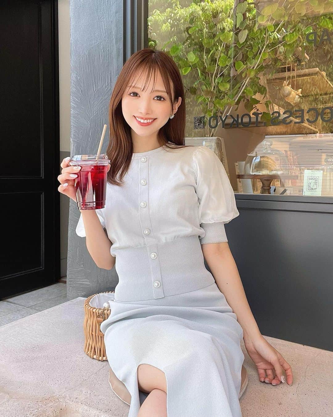 のインスタグラム：「天気良くて嬉しい😆☀️ そしてかわいいカフェ見つけた☕️  このセットアップはウエスト激細くみえるお気に入りの形😘💋 厚底のサンダル合わせたら更に今っぽくコーデできて可愛かった🩵  #セットアップ#細見え#カフェ#ミシェルマカロン#michellmacaron」