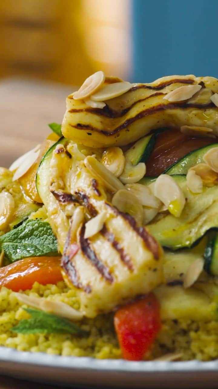 ジェイミー・オリヴァーのインスタグラム：「My satisfying, smoky halloumi salad is simply delicious and made even more flavour-packed thanks to @alfezuk harrissa paste. Hit the link in my bio to get the full recipe. #AD」