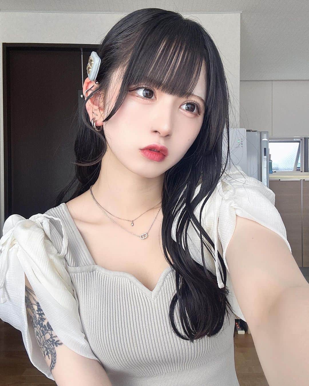狐波ろんのインスタグラム：「お気に入りの服とか小物つけてる時の自分が1番やね  #tatoo」