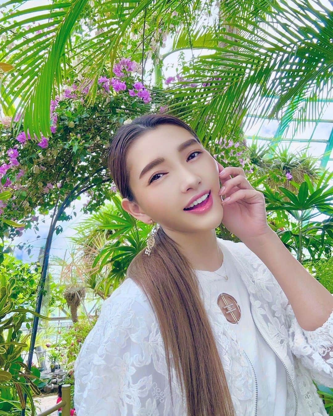 マキろんのインスタグラム：「生きるって地球そのもの🌏✨  生きてるとほんととんでもないこと起こったりする でもそれに対して なんで？理不尽じゃろ？どして？ って思うことをしないようにしてる  この大地の全ての生き物たちが 突然の雨風にさらされ また干ばつにあっても  どっしり構えて、、、 それを受け入れて、、、 本能でどうしたらよいかをわかっているからほんとにすごい✨  人間はわざわざ 生きることを複雑にしている お金？名誉？プライド？ みてくれや、人の評価を気にしすぎて、しんどそうにしか私はみえない  とくに人の評価はどうでもええ  他人の評価より、自分の評価で 生きる  それに気づけば 人生が輝いて、自分の道が どんどん開けてくるから不思議  #地球大好き #他人の評価はどうでもいい  #自分の評価は自分でする  #ナチュラルな暮らし   動画撮影🎥 #手柄山温室植物園  見たことないいろんな植物いて みんなたくましくてパワーもらえる  🌺🌲🌻🌳🌷☘️🪻🌴🌼  #令和のアラフィフ#山内智恵 #波動を上げる方法  #引き寄せの法則実践中」