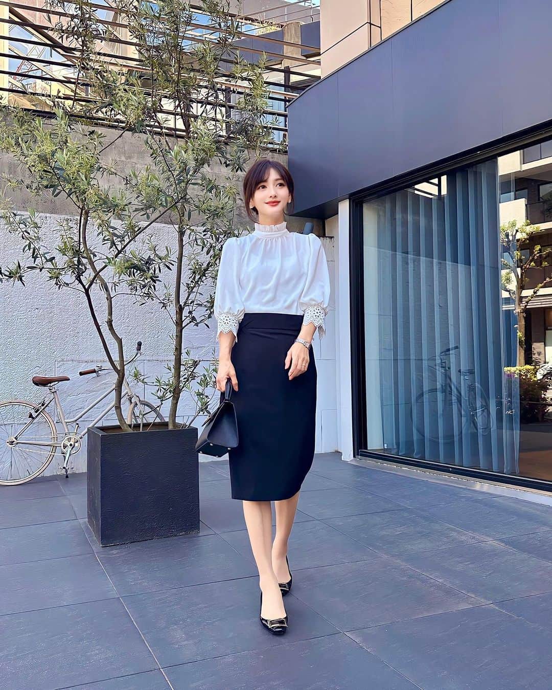 加藤瑠美のインスタグラム：「🖤🤍🖤  履きやすくて感動したタイトスカート…🖤 ストレッチが効いているしシワにもなりづらいの🫢 ウエストにはクロスのデザインも🪽 シンプルなデザインだし、たくさん履いてもへたらない素材だから長く使えそう…🫶  tops @tocco_closet #tocco  skirt @pinkyanddianne_official #pinkyanddianne  bag @carbotti_bags #carbotti  shoes @rogervivier #rogervivier  #coordinate#ootd#Japanese#rubi_fashion#東京ママ#年子ママ#ピンキーアンドダイアン#タイトスカート」