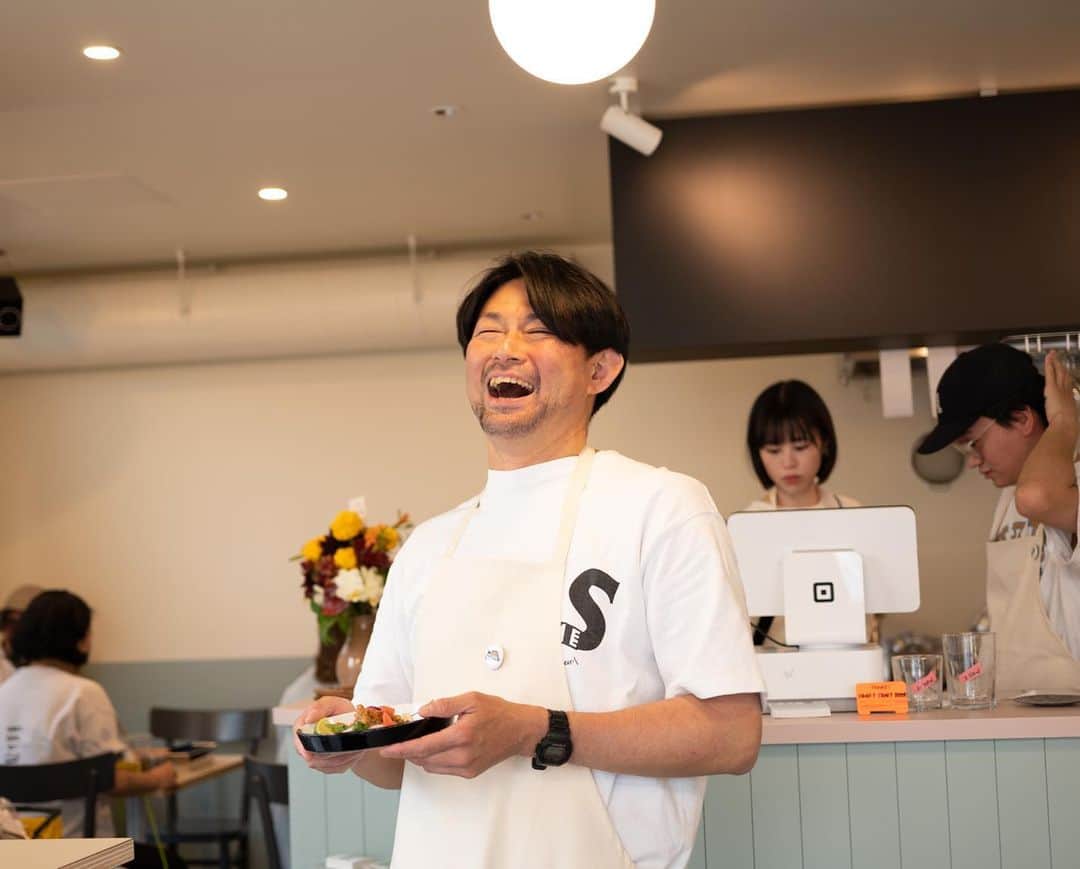Wakana Babaのインスタグラム：「タコス店〈みよし屋〉オープンおめでとう！！ 住所：品川区西中延3-15-7 営業時間：11時〜21時 定休日：火曜日  私が出入りのフリーカメラマンとしてanan編集部にがっつりお世話になっていた2000〜2003年頃のいつだったかにフレッシュな新人編集さんだった(懐かしい！)のちBRUTUSやHanakoを経て現在フリーエディターの阿部太一氏がご実家のお蕎麦屋さんを改装してオープンしたタコスやさん。ちょうど本日開店当日にお邪魔できた。タコスすごく美味しかった🌮🌟 ①人柄の良さ滲み出てるな②カメラマン諸先輩方③豚肉④ベジ」
