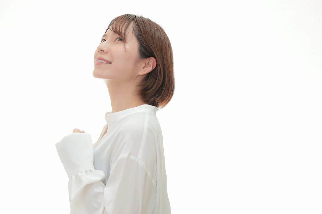 のインスタグラム：「大好きな @kao_lab さんのサイトリニューアルに伴いモデルをさせてもらいました📸 （模型くんとのペア撮りジワジワくる） 　 散々おすすめしてきたので お腹いっぱい感あるかもですが 本当におすすめなサロンさん。 　 エステでこんなにお顔変わるんだ…って毎回感じさせて下さるのですっかり夢中です😇 　 　 技術力高すぎてスクールとかしたら良いのになぁ と思っていたら この度、スクールを開設されるそうです☺️ 　 これを見てくださってる美容関係の方で興味ある方も多いかなって思うのでお伝えしておきます◎詳しくは是非問い合わせてみて下さい！ 　 　 面白いと言うかさすがだなぁって思うのが サロンに来られてる一般の顧客さんから 「私もこの技術は知りたいし興味ある！入校したい！」てお声多いみたい🤣 　 そりゃ私も興味あるもん。笑 　 もっと器用だったら美容施術する側にもまわってみたかった人生☺️ 　 ほんと マッサージのスキルほしい… 　 そんなこんなで 楽しい撮影でした😆✌️ 　 #マッサージ #小顔エステ #小顔矯正 #淀屋橋 #大阪美容 #アンチエイジング」