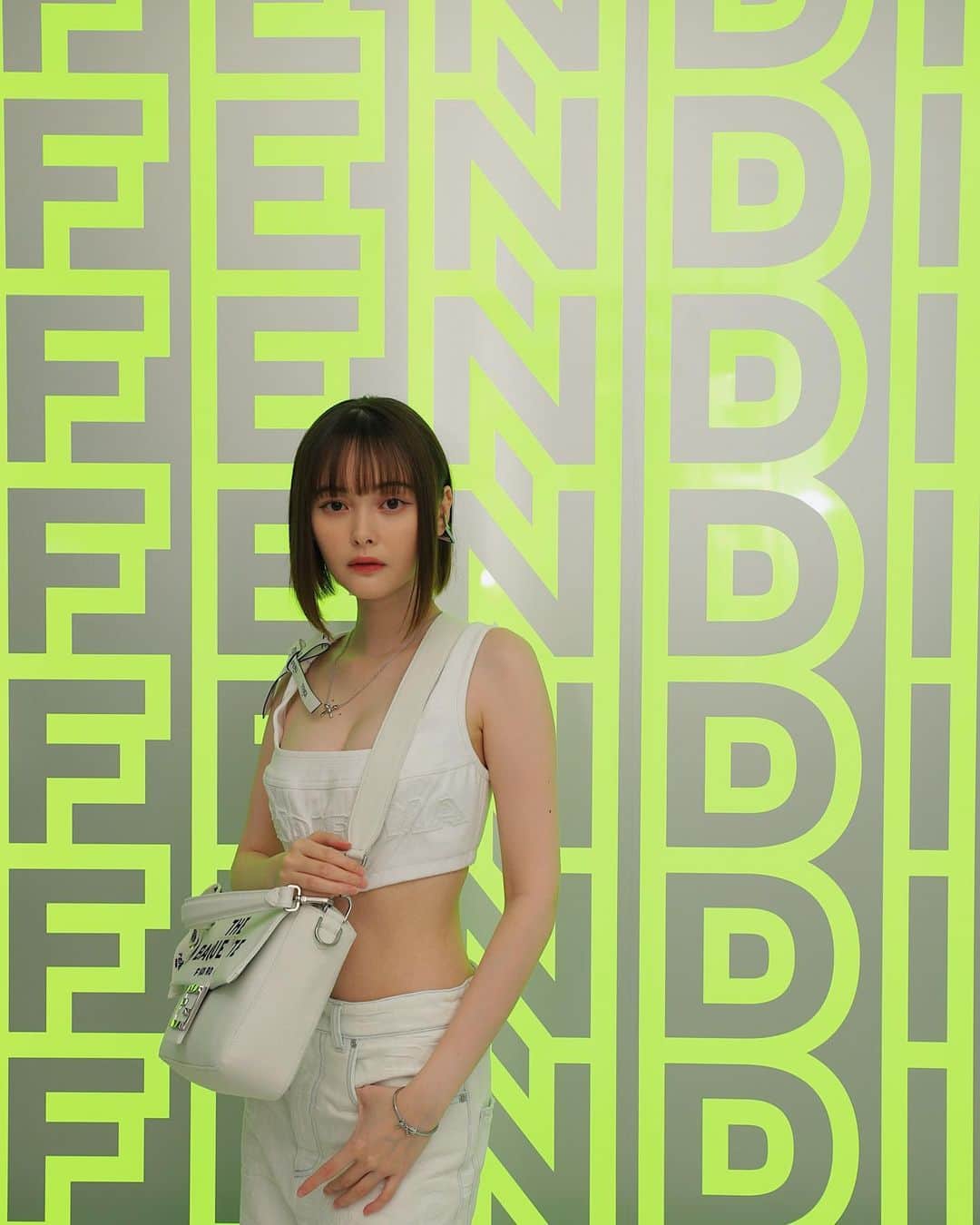玉城ティナのインスタグラム：「5月10日（水）より伊勢丹新宿店本館 1階=ザ・ステージのポップアップイベントにてフェンディ バイ マーク ジェイコブスの世界先行販売を行われます。(今日からだね🍐  私も今朝一足先に行ってきました🫡🤍  マーク・ジェイコブスとキム・ジョーンズの長年の交友関係により実現した今回のコレクションではニューヨークのカルチャーを反映したポップで新しいフェンディのアイコンとなるアイテムがたくさんありました。私の持つ "バゲット"バッグもサイズ感も含めてとってもかわいいです。 カプセルコレクションの展開も夏にぴったりな蛍光カラーが主役🌞  会場では、ポップアップイベント限定アイテムも販売されているので、ぜひ新宿伊勢丹に行ってみてね。  フェンディ バイ マーク ジェイコブス  #marcjacobsxfendi   @fendi   @mrkimjones   @silviaventurinifendi   @delfinadelettrez   @themarcjacobs  POP UP開催期間:2023/5/10(水) ~ 2023/5/16(火)」