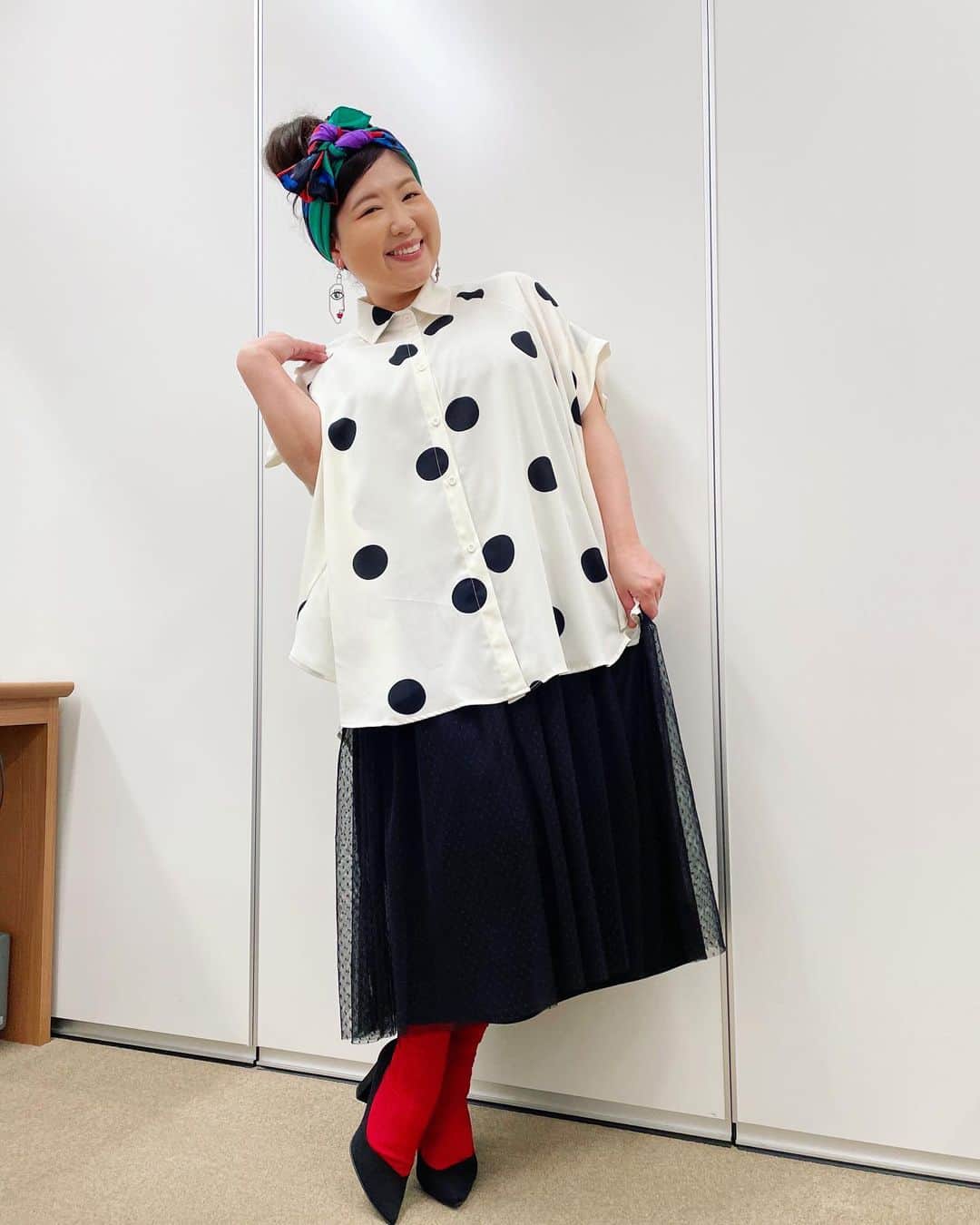 のインスタグラム：「へい♪  先日 久しぶりに MBS「せやねん！」に出させていただきました！  めちゃくちゃ嬉しかったです🤤✨  SUNNYの告知もさせてもらいまして ありがとうございます！  またぜひよろしくお願いします！  今の時点で公開されているセットリストも載せておきます🎵  すでに最高ですね🙌✨  チケット絶賛発売中！！  皆様のお越しを お待ちしております🕺🕺🕺✨  ちなみに  こちらのステキなお衣装は  ドットブラウス…@primrosecloset418  他、スタイリストさん私物になります！  イヤリングとターバンの色がベストマッチ‼︎  ですので  ルン♪  #yeah #happy  #exciting  #MBS #せやねん #ミュージカル #SUNNY #水玉 #ターバン #イヤリング #お気に入り #ごきげん #ルン♪」