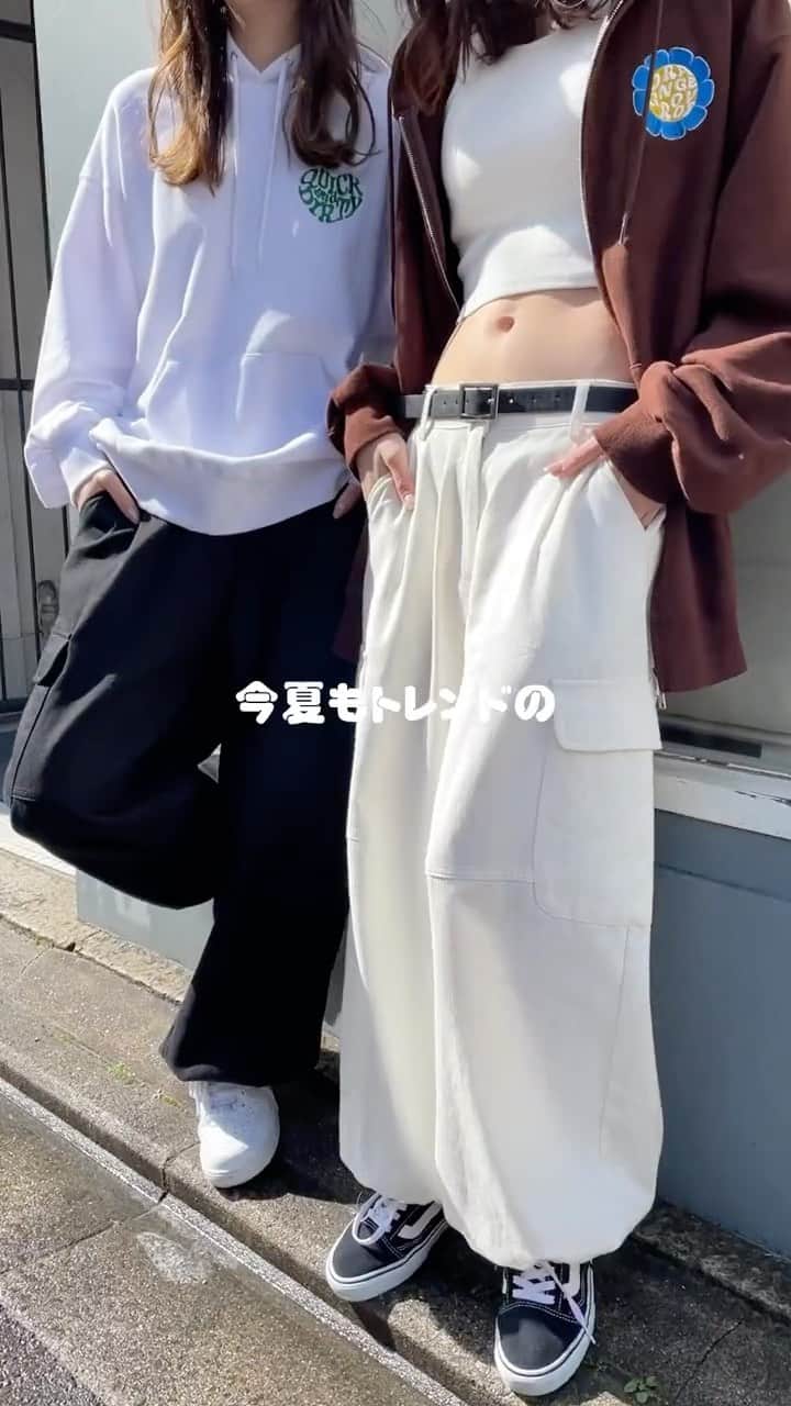 スピンズのインスタグラム：「裾のドローコードでワイドパンツにもカーゴパンツにも変身できちゃう優れもの！🫶🏻 是非チェックしてね🛍❤️‍🔥  #SPINNS #スピンズ #カーゴパンツ #カーゴパンツコーデ #夏コーデ #夏服コーデ」