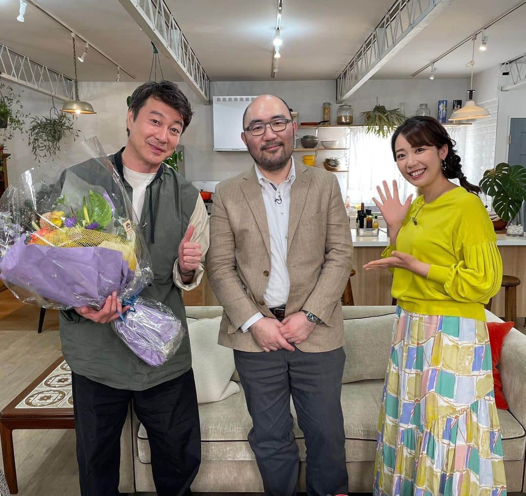 須黒清華のインスタグラム：「今日の 「居間からサイエンス」は人工冬眠がテーマです！  人工冬眠… 私は初めて聞いた言葉でした😳💦 なんだかSF🛸の世界みたいですが、これが実現すると、現在の医療では救えない子どもたちの命を救うことができるかもしれないんです🍀  今回もわかるまで、じっくりお話伺ってますのでぜひご覧ください😊 今夜10時からです。 その前は日経ニュースプラス9もありますよー✨  この日はOA終わりで加藤さんのお誕生日をお祝いしました💐✨ #居間からサイエンス #加藤浩次 さん　#人工冬眠 #人工冬眠いつかできるのかな #医療 #宇宙 #サイエンス  衣装は #jines_official でした❤️ #日経ニュースプラス9 もご覧くださいね♪」