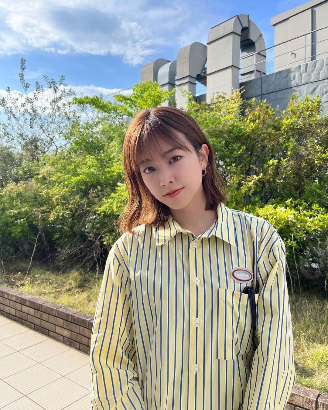 中川絵美里さんのインスタグラム写真 - (中川絵美里Instagram)「🟡  ロゴもお気に入りです✌︎  ウエスト部分もバイカラーになっていてとっても可愛いのに撮るの忘れました…スタイリストまりえ氏的には後ろのシルエットが好きみたい🫶 普段あまり手に取らない🟡です。  shirt&pants @kotohayokozawa   #私服」5月10日 18時13分 - emiri_nakagawa
