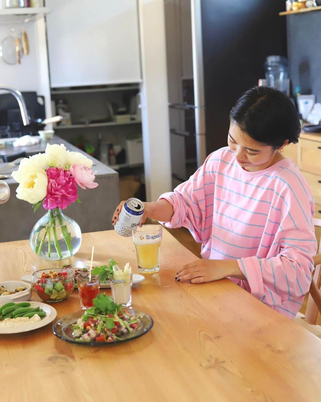 忍舞のインスタグラム：「仕事とかで繋がったママ友と、子なしのアペロタイム🍺  あったかくなってきたから 明るい時間も長くて、ビールが飲みたくなる季節✨  ヒューガルデンは他のビールと違ってコリアンダーシードやオレンジピールが入っててて爽やかだし、何本も飲めてしまうし、いろんなおつまみに合うあうー🤤  おつまみは早めから集まってうちでサクッと一緒につくったメニュー  私が作ったもの ✔️鯛の昆布締め風クセ葉サラダ ✔️発酵たまねぎとトマトのマリネ ✔️アボカド・トマト・バジル和え ✔️マッシュルームのオリーブペースト焼き ✔️市販のフムスにセロリ乗せただけ  作ってもらったもの ✔️鯛のセビーチェ ✔️豆腐のフムス  今ならスーパーでヒューガルデンを買うとついてくる、オリジナルミニグラスに盛り付けて完成！  全てすんごい簡単ですぐできるものばかり 全てヒューガルデンにあうぅぅ〜〜❤️  IT’S APERO TIME こころを満たす、おいしい時間へ。   #Hoegaarden #ヒューガルデン #ホワイトビール #アペロ #しのぶん飯  @hoegaarden_jpn」