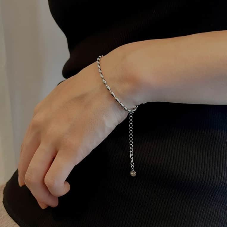 naomin0227さんのインスタグラム写真 - (naomin0227Instagram)「ゴツめなbraceletも素敵だけど 華奢なchain braceletも女性らしく 最近とっても好きです🤍  #silver925 #bracelet #accessory」5月10日 18時27分 - naomin0227