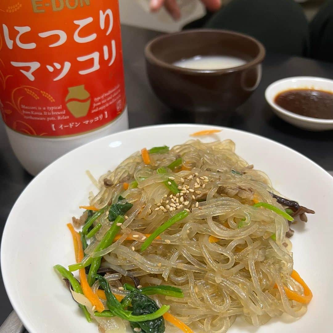 しげるちゃんさんのインスタグラム写真 - (しげるちゃんInstagram)「大阪から帰って来てからバタバタと日々過ごしている今週ですが、もう既に忘れられない味があります。大阪で超超美味しい韓国料理のお店に、真理ちゃん（ @mariko_yata_ ）に連れてって貰いました🇰🇷こちら、ミシュランも取ってる有名店なのにコスパが超良し🙆‍♀️ 参鶏湯の最後に辛ラーメンを入れて頂くのも、牛骨スープの冷麺も、そしてそしてマンドゥ（餃子）これも本場以上の美味しさ。特にマヨネーズとネギがたっぷりマンドゥが、今でも忘れられない味🙋‍♀️ 最後に食べたsweets、サツマイモのチジミっぽいのにバニラアイスも絶品でした🍨 予約しないと絶対に入れないと思う人気店、これを食べにまた大阪行きたーーい #ミセスユン #関西 #大阪 #堀江 #韓国料理 #家庭料理 #参鶏湯 #マンドゥ #ミシュラン #しげるグルメ #한식 #만두」5月10日 18時23分 - shigeru39