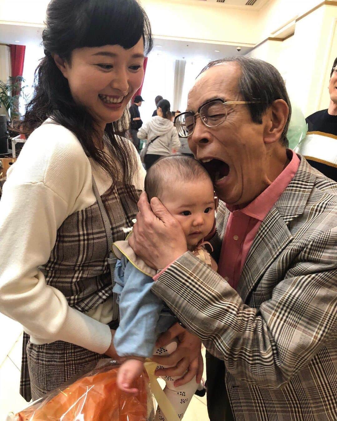 鈴木麻衣花さんのインスタグラム写真 - (鈴木麻衣花Instagram)「ゴールデンウィークの始まりはお世話になった志賀廣太郎さんのお別れ会へ。 もう3年。 近況報告をしてご挨拶をさせて貰いました。 生後半年の時に遊んで貰った娘も5歳。 あの頃、こんなにも早くお別れの時が来るなんて思うはずもなく、コロナ禍なんて想像するはずもなく、人生いつ何が起きるかほんとにわからない。 大好きな俳優さんで画面越しにも沢山見ていたし、コロナもあって何年も会えてない人もいるからもう会えないって実感も全然無いし、あのステキな声もすぐに思い出せちゃうし、なんだか不思議な感じ。 最後のお別れは「3匹のおっさん」で夫婦役をさせてもらっていた相方・津村さんと共通の知り合いであるのんちゃんと。 #志賀廣太郎と大塚洋お別れの会 #3匹のおっさん#お世話になりました」5月10日 18時24分 - maika0321