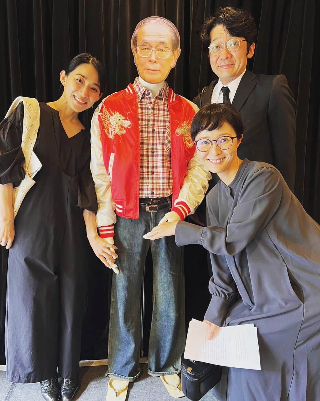 鈴木麻衣花のインスタグラム：「ゴールデンウィークの始まりはお世話になった志賀廣太郎さんのお別れ会へ。 もう3年。 近況報告をしてご挨拶をさせて貰いました。 生後半年の時に遊んで貰った娘も5歳。 あの頃、こんなにも早くお別れの時が来るなんて思うはずもなく、コロナ禍なんて想像するはずもなく、人生いつ何が起きるかほんとにわからない。 大好きな俳優さんで画面越しにも沢山見ていたし、コロナもあって何年も会えてない人もいるからもう会えないって実感も全然無いし、あのステキな声もすぐに思い出せちゃうし、なんだか不思議な感じ。 最後のお別れは「3匹のおっさん」で夫婦役をさせてもらっていた相方・津村さんと共通の知り合いであるのんちゃんと。 #志賀廣太郎と大塚洋お別れの会 #3匹のおっさん#お世話になりました」