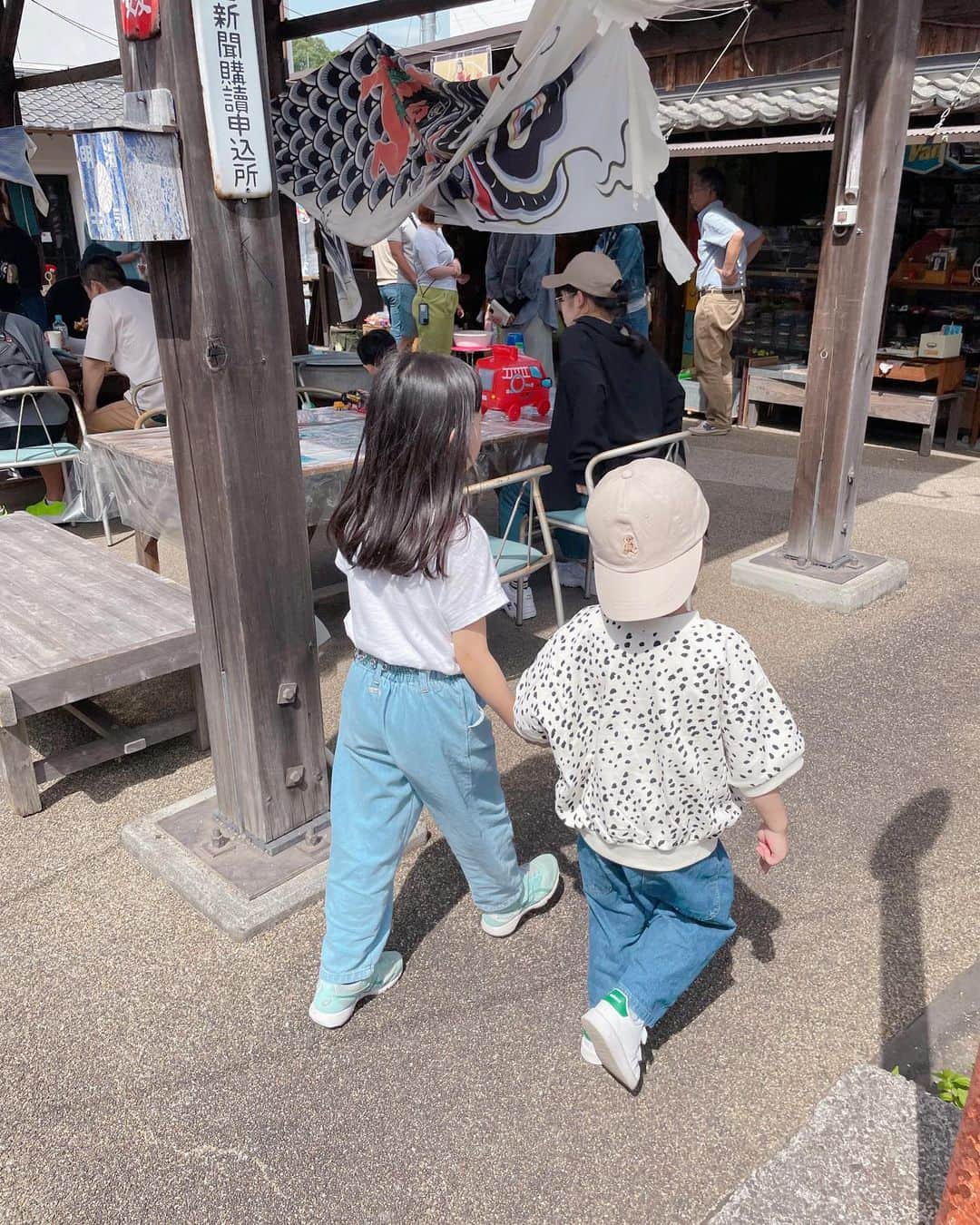 Kikuno Sayumiさんのインスタグラム写真 - (Kikuno SayumiInstagram)「GW２日目は大洲の#赤煉瓦館　へ✨ここ良く行くんやけど美味しいパン屋さんや雑貨屋さんがあって楽しいの🥰 ・ #ポコペン横丁 では昔ながらのおもちゃやゲームがあって昔懐かしい感じが可愛いし、くじ引きとかあって子供達も楽しんでたよー！母と妹と妹の子供と行ったんやけどあらとずっとくっ付いてて可愛すぎた♡ ・ コーデ トップス　@a_trend_ld.store ボトムス　@wizcloth バッグ　@zakkabox_ サンダル　@select.shop.jbg ・ このサンダルはnew in☑︎キラキラ＆厚底が可愛すぎる😍 家でBBQした時も大活躍🙆 ・ あらのキャップ、Tシャツ　@grbirthday このダルメシアン？みたいな柄可愛くてお気に入り♡ ・ ・ #ファッション#コーデ#fashion#ママ#ママコーデ#プチプラコーデ#大人カジュアル#ヘアアレンジ#大人可愛い#옷스타그램#シンプルコーデ#158cmコーデ #mamagirl#ママリ#ママリファッション#locari#lucrajp#ヘアアレンジ#カジュアルコーデ#デイリーコーデ#キレイめコーデ#お出掛けコーデ#公園コーデ#親子リンクコーデ #リンクコーデ#夏コーデ#バースデー購入品 #gwお出かけ」5月10日 18時26分 - sayumikikuno