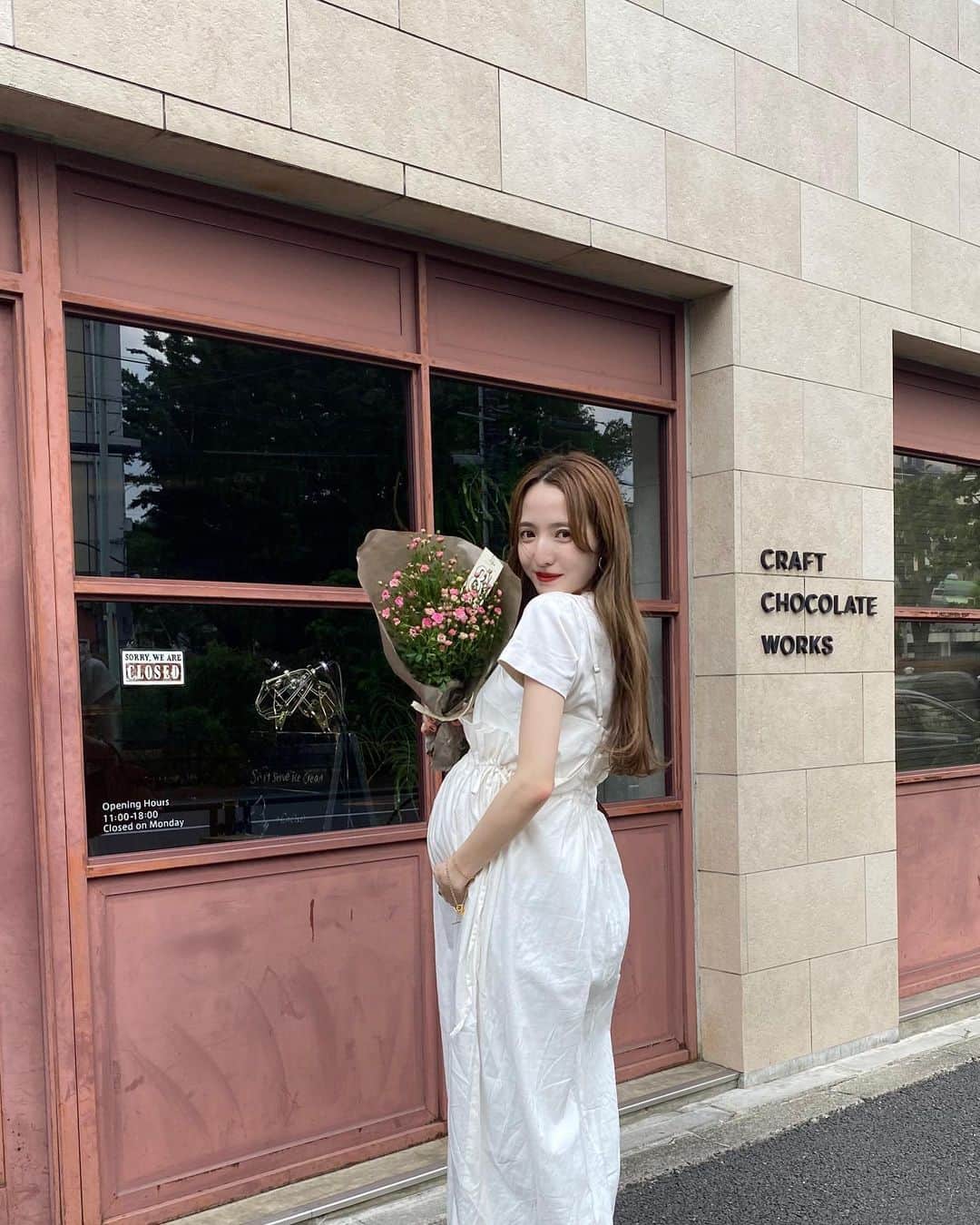 平木愛美のインスタグラム：「今夜このあと… やっと性別発表します💕  baby boy or girl..！？！🤴👸  19時にYouTubeがあがるので、よかったらぜひ。  ネタバレワードなコメントだけ、しばらくはお控えいただけましたら幸いです🙇‍♀️🧚  観る前にぜひ、予想コメントください、、🩷笑  二人目妊娠中、母。 あっっっというまに臨月だ！！！！！」