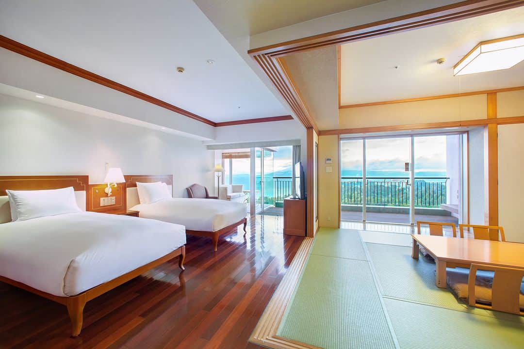 Okinawa Marriott Resort & Spa 【公式】のインスタグラム：「【家族旅行にぴったり！ひろびろ和洋室】 ご家族やグループでの宿泊に、 和洋室はいかがでしょう？  ゆとりある畳間が備えられ お布団もご用意できますので、 小さなお子様でも安心してお過ごしいただけます。   さらにすべてのファミリールームの広さは 64平米以上とゆったりサイズで、 最大6名まで宿泊でき、 2世帯、3世帯でのご利用にもおすすめ。  もちろんオーシャンビューなので、 開放感も抜群です。  お部屋について詳しくは、  @okinawa.oriental.hotel プロフィールから ウェブサイトをご確認ください。  Spacious Japanese-Western style rooms--perfect for family trips!  All family rooms are spaciously sized at 64 square meters or more and can accommodate up to 6 people. There are 2 semi-double beds as well as a large tatami area equipped with futons which makes staying with small children safe and comfortable. In addition, the floor-to-ceiling windows with ocean views create an outstanding feeling of openness.  #沖縄家族ホテル #子連れ沖縄ホテル  #沖縄家族旅行おすすめホテル #沖縄家族旅行ホテル  #沖縄子連れ人気ホテル #沖縄 #okinawa #やんばる #yanbaru  #沖縄旅行 #okinawatrip #沖縄観光 #名護  #沖縄大好き #家族旅 #女子旅  #女子旅行 #夫婦旅行 #記念日旅行  #沖縄ホテル #リゾートホテル  #オリエンタルホテル沖縄 #orientalhotelokinawa  #オリエンタルホテル #orientalhotel #ikyu_travel #その物語を美しく」