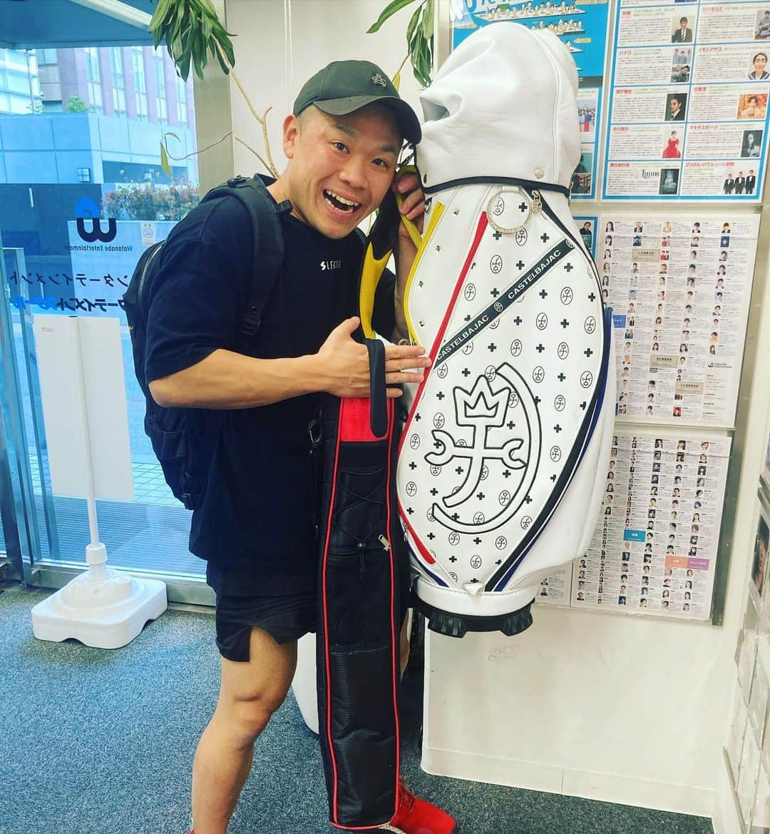 D-中山のインスタグラム：「【⛳️】 ⁡ バースDープレゼントとして、 EE男山口さんから譲り受けました🥰 可愛いキャDーーーバッグ👜👍 ありがとうございます😭 ⁡ D〜‼️‼️‼️‼️‼️‼️ 芸人#筋トレ#筋肉#マッチョ#ボディビル#jbbf#フィジーク#fitness#スイーツ#スイーツ男子#コンビニスイーツ#ファミマ#ファミリーマート#セブンイレブン#ローソン#カフェ巡り#福岡#九州#甘党#甘党男子」