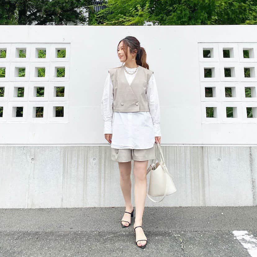 のインスタグラム：「休日のある日のコーデ♡  セットアップ風に着てみた 同素材のショート丈ジレとショートパンツ🩳 どちらも @o0u_official  ショート丈ジレが、低身長さんの味方すぎる気がする 🙌🏻🙌🏻🙌🏻  coordinate item blouse #urs  sandal #foremosmarco  bag #o0u  . . . . . .#オーゼロユー #着回しコーデ #sb_styling #ショート丈ジレ #ショートパンツ #ショートパンツコーデ #セットアップコーデ #夏コーデ #低身長コーデ #小柄コーデ #おちびの輪 #休日コーデ #大人カジュアル #ootd_kob #ootdfashion」