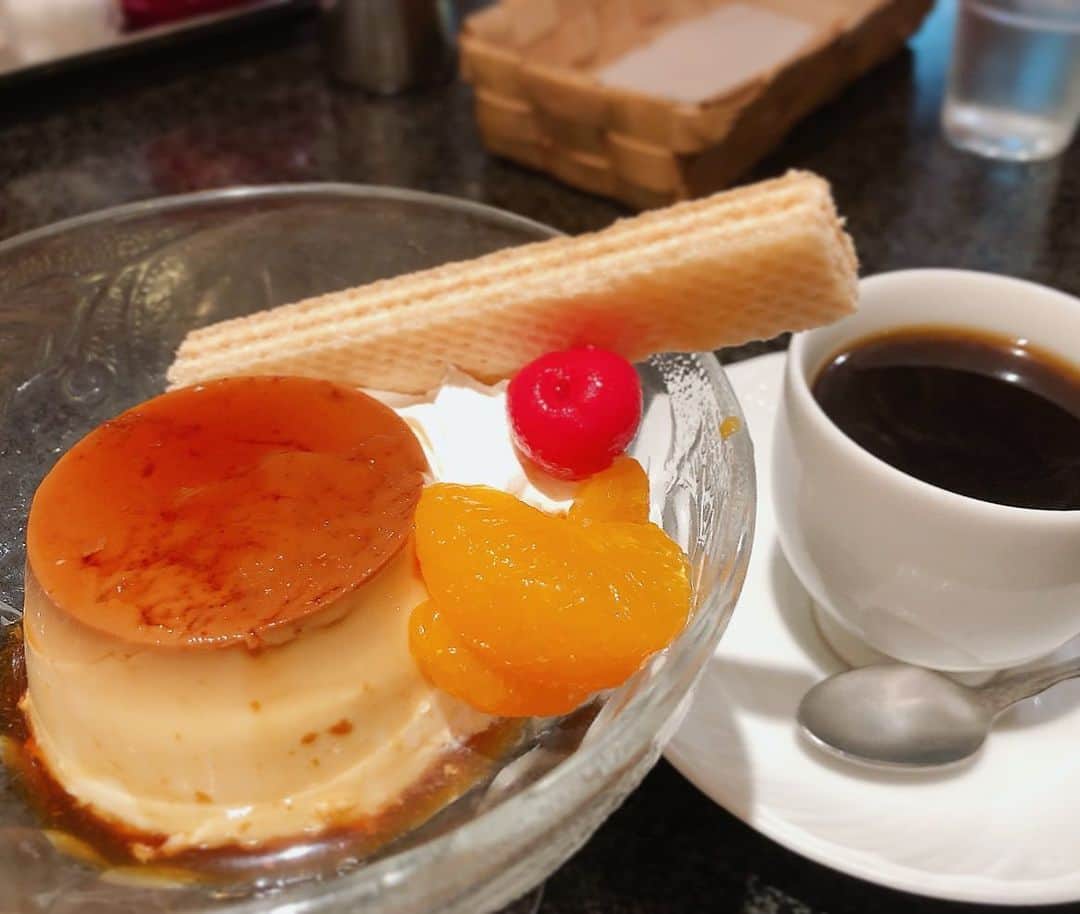 Yuuのインスタグラム：「30年くらいタイムスリップしたみたい 　 #☕️ #🍮  #プリン #純喫茶 #かためのプリンが好き」