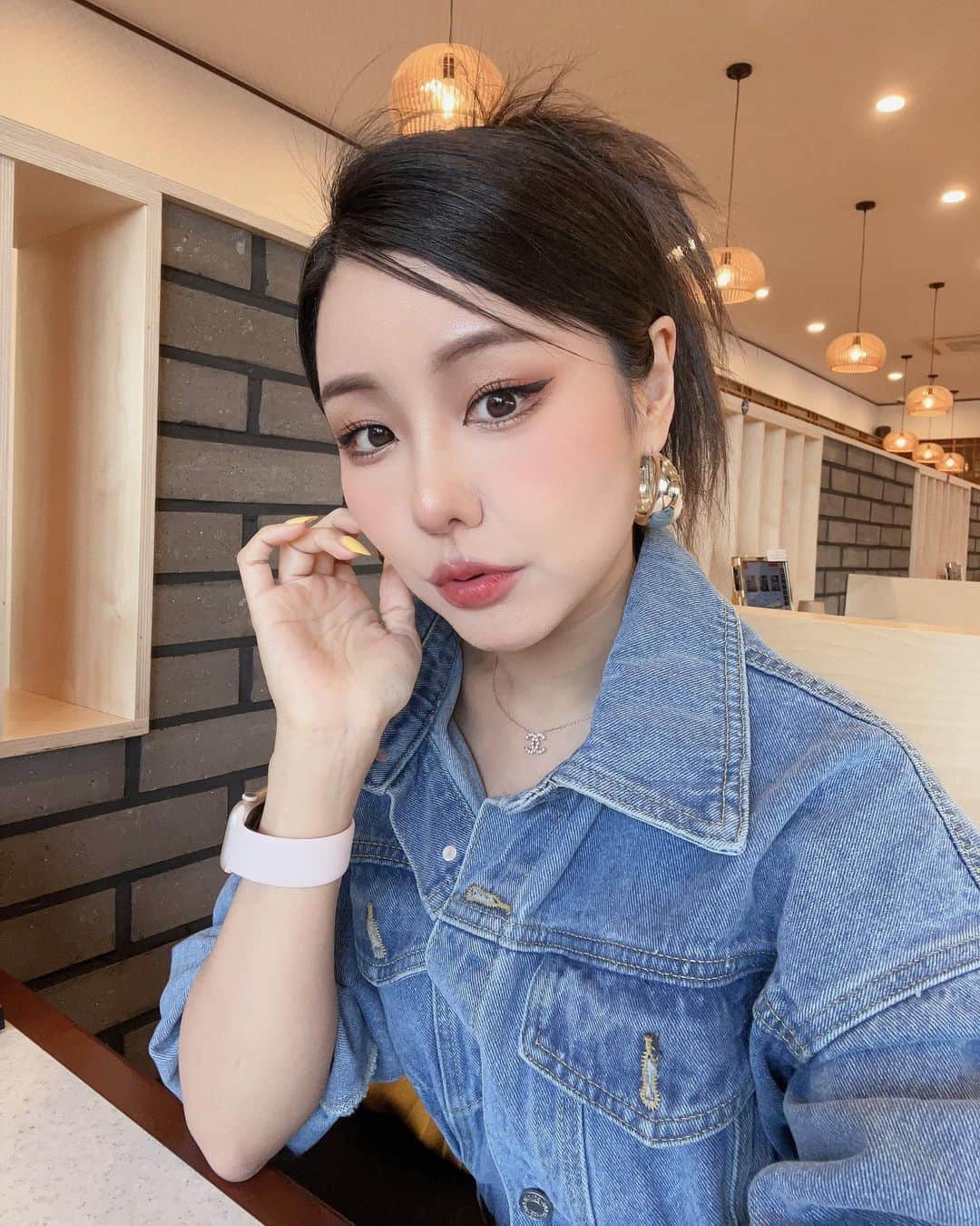 YoonCharmiのインスタグラム：「오늘 날씨가 넘 좋아서 급 우동먹으러 나왔오용🍜❤️ 여러분은 오늘 저녁 뭐 먹어용~~??😘💓💓💓  여러분의 하루도 오늘 날씨처럼 밝고 화창한 하루이길~~🥰🫶🏻💝💝💝✨ #영종도맛집 #우동마츠」