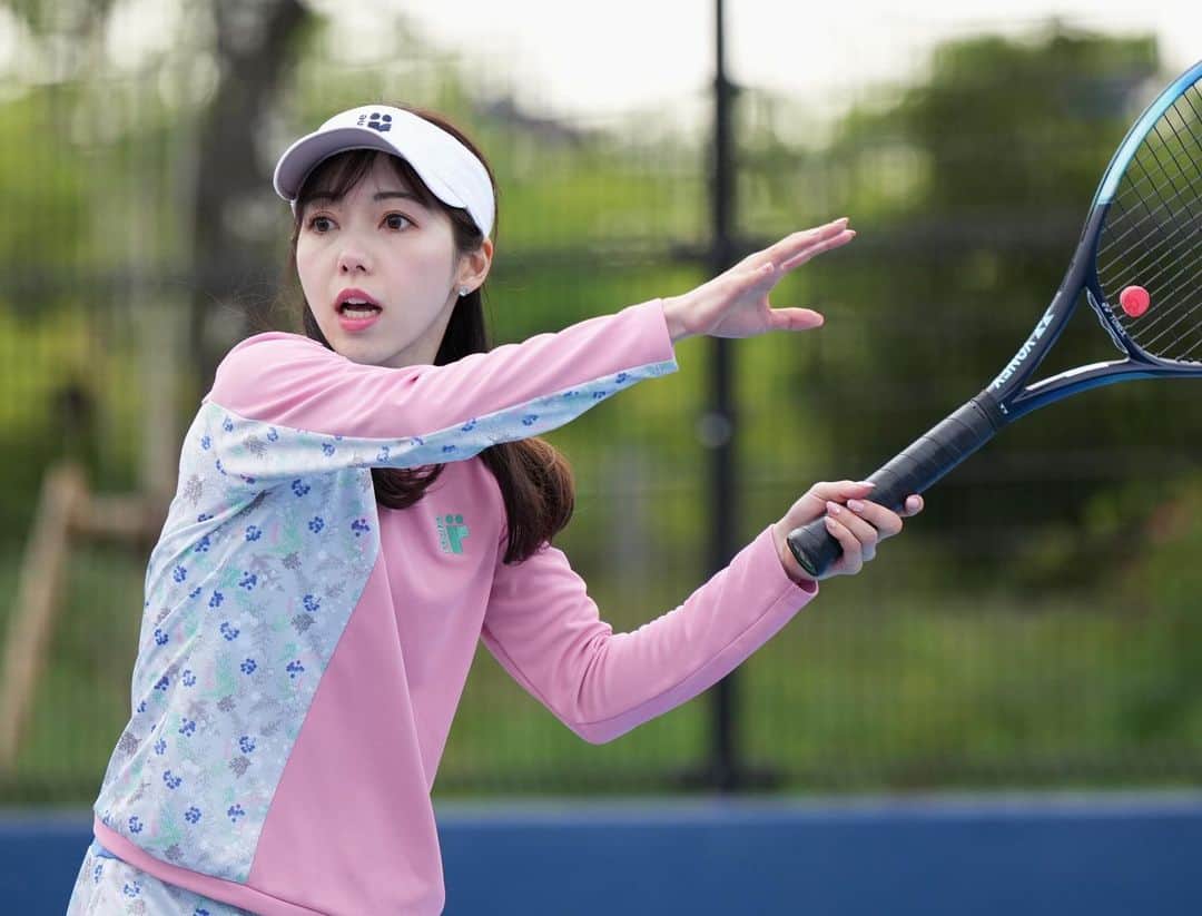 川又智菜美のインスタグラム：「(´･△･`) ↑ こんな感じにテニス中の写真、 だいたいどれでも口が【△】 ⁡ ストロークの時もサーブの時も なぜ！！そんなに！！！ ぽかーーーんと！！！口を！あける！！！！！ ⁡ 元世界1位のアシュリー・バーティ選手とかは ストロークの時インパクト付近で 「ふー」と息を吐いている感じだったので そういう口の形だったなぁ🤔 ⁡ 皆さんはお口、どうなってます？😎笑 ⁡ #テニス #テニス女子 #tennis」