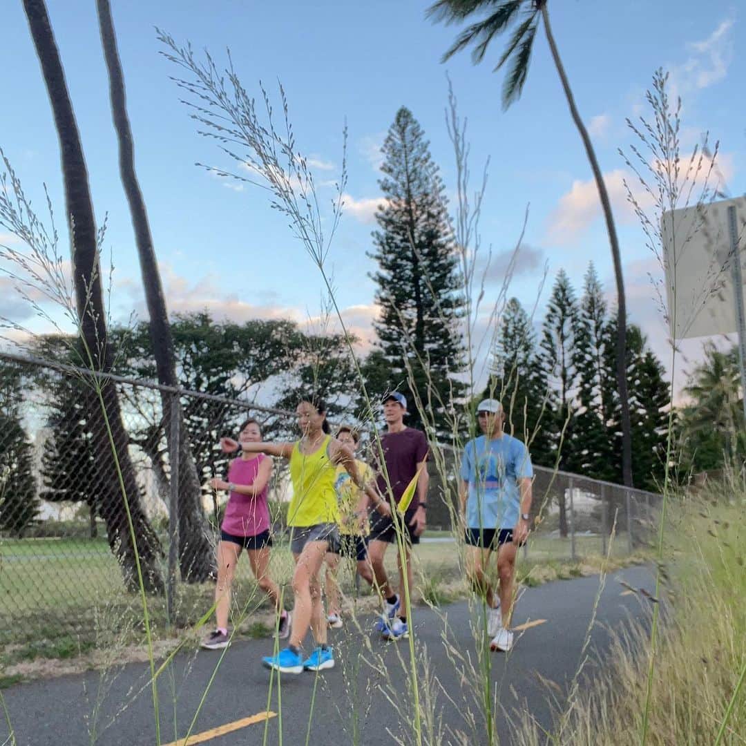 飯島寛子のインスタグラム：「Team Norman morning training!! 2min recovery walk!! ”The early bird gets the worm“ #hawaiilife#wearerunners」
